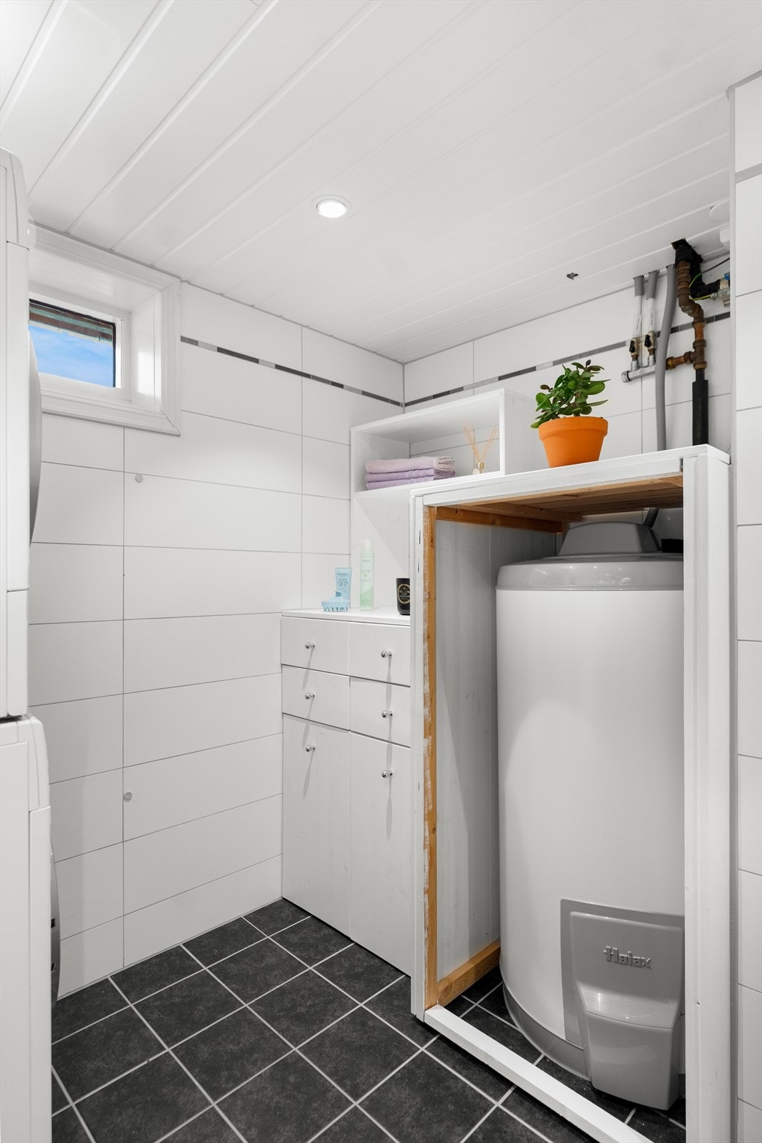 Flott innebygget hylle med plass til oppbevaring av baderomsartikler. Galleribilde