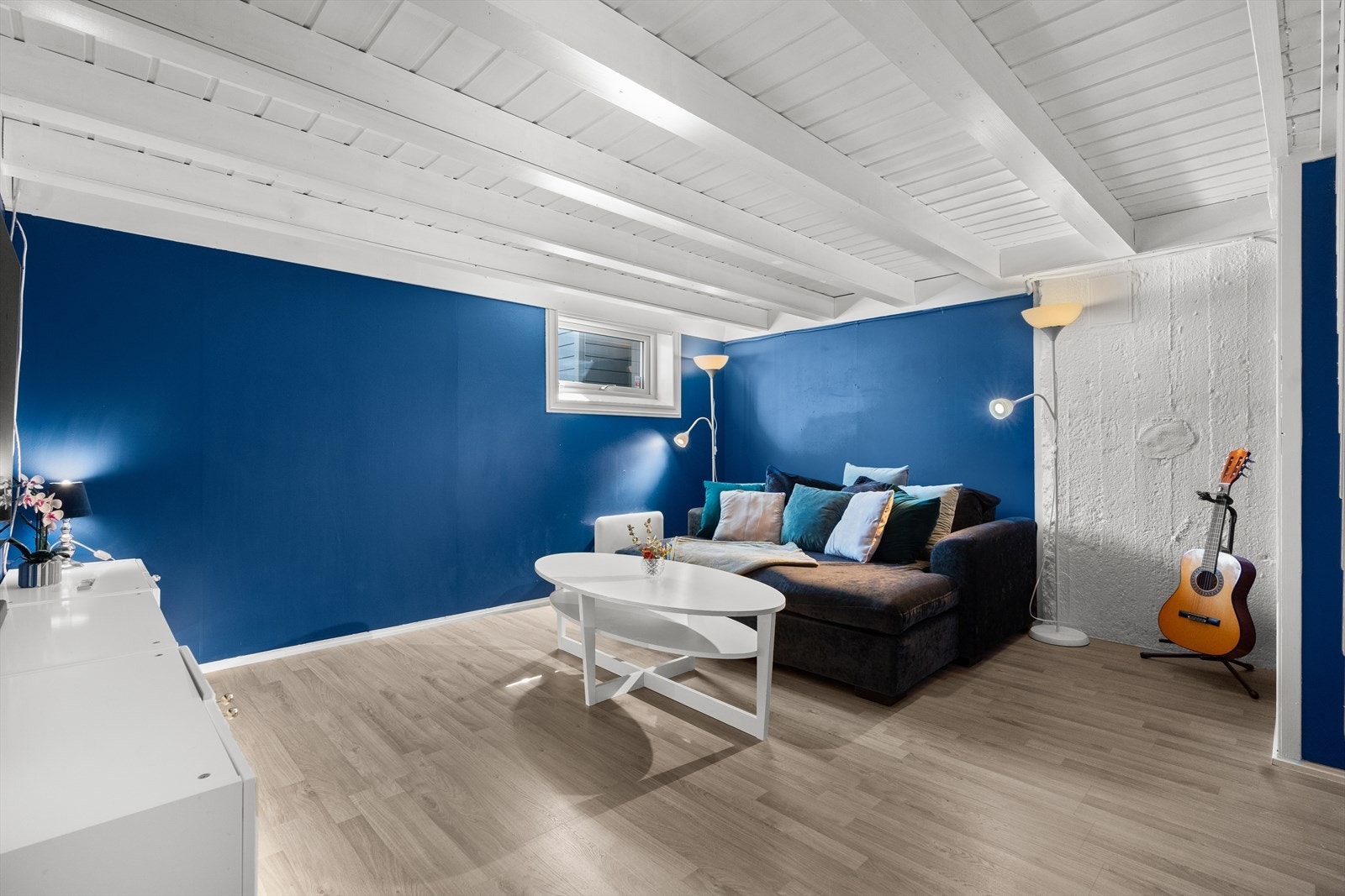 I gulvet er det laminat, og veggene er slette, blåmalte. Galleribilde