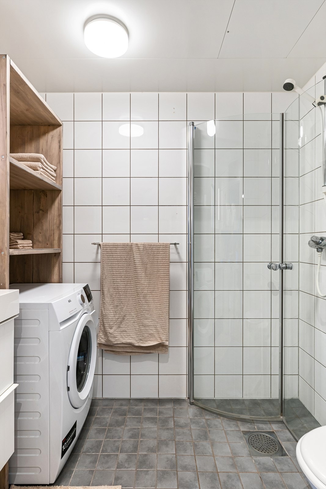 Flislagt bad med gulvarme og opplegg til vaskemaskin Galleribilde