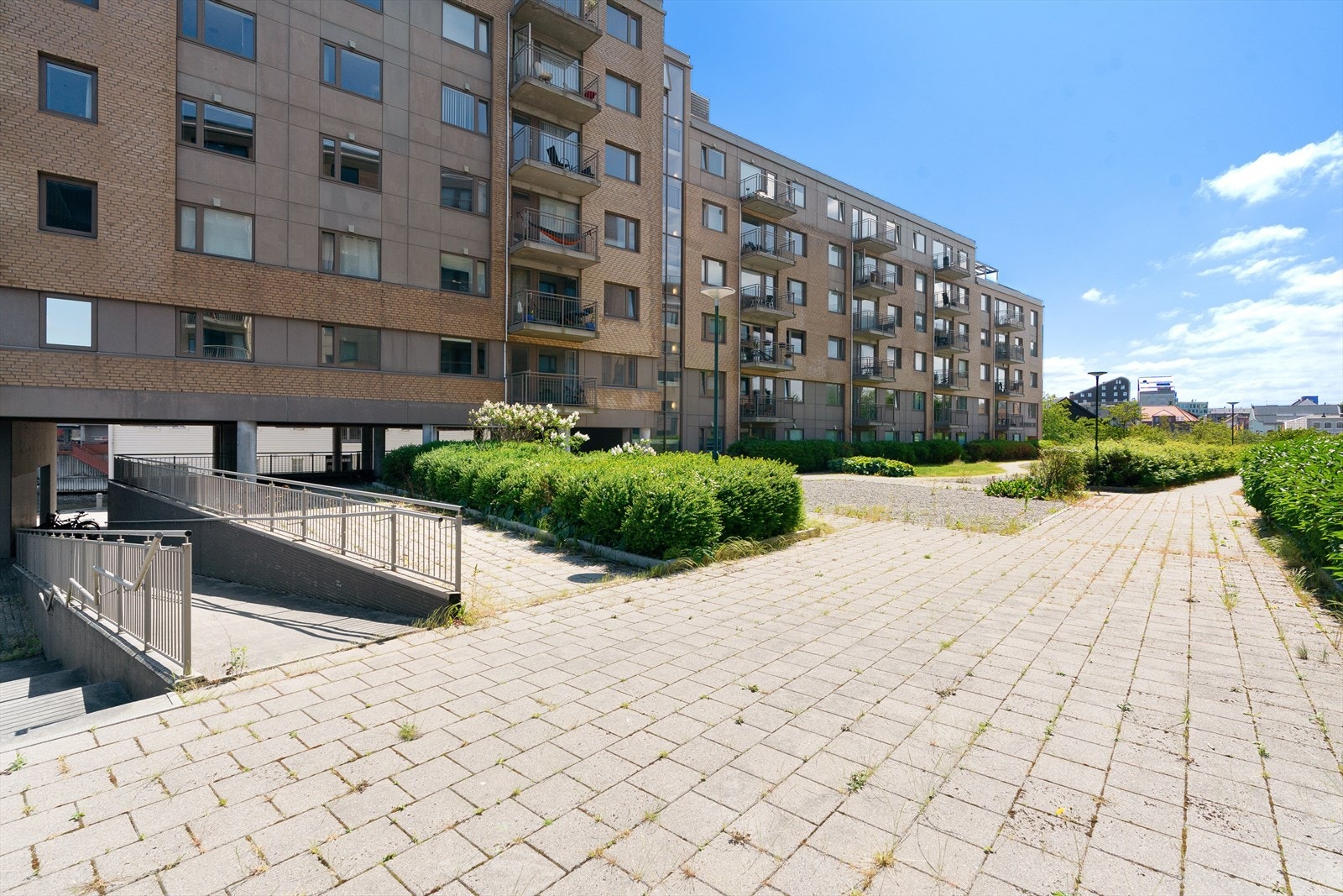 Boligfeltet er opparbeidet til et omgjengelig tun med trygge omgivelser Galleribilde