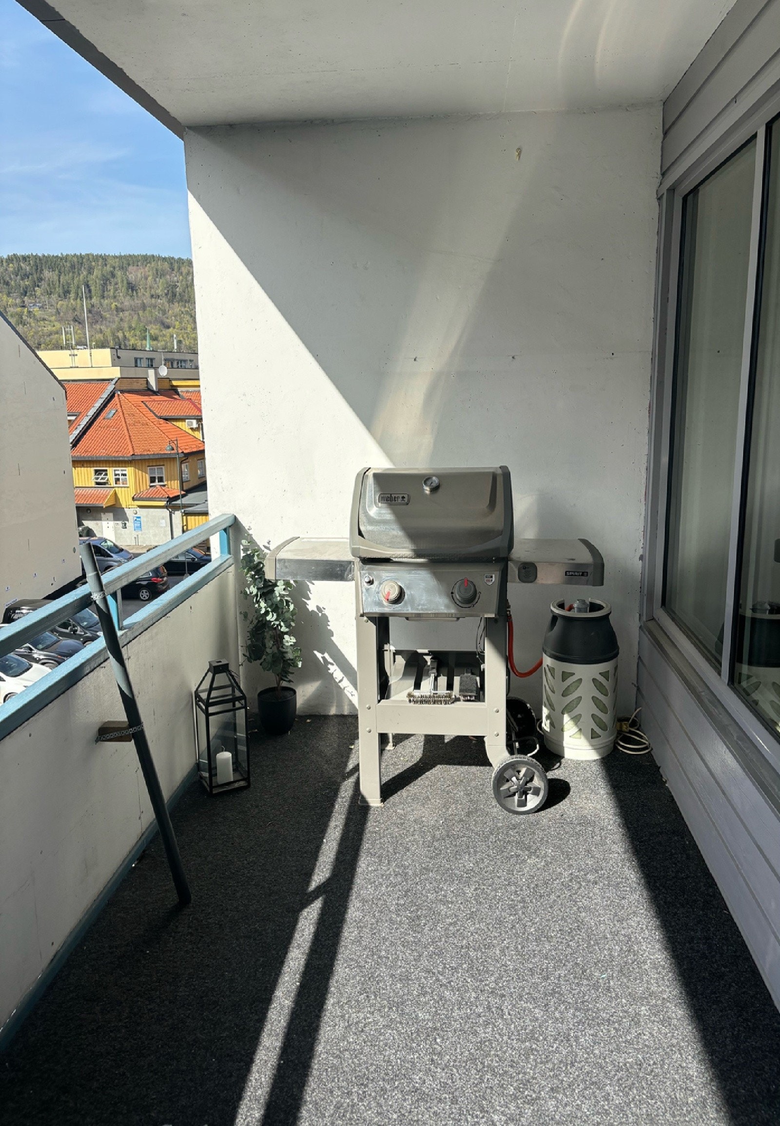 Fra stuen har du utgang til en hyggelig balkong med god plass til sittegruppe, grill m.m. - Privatbilde balkong Galleribilde