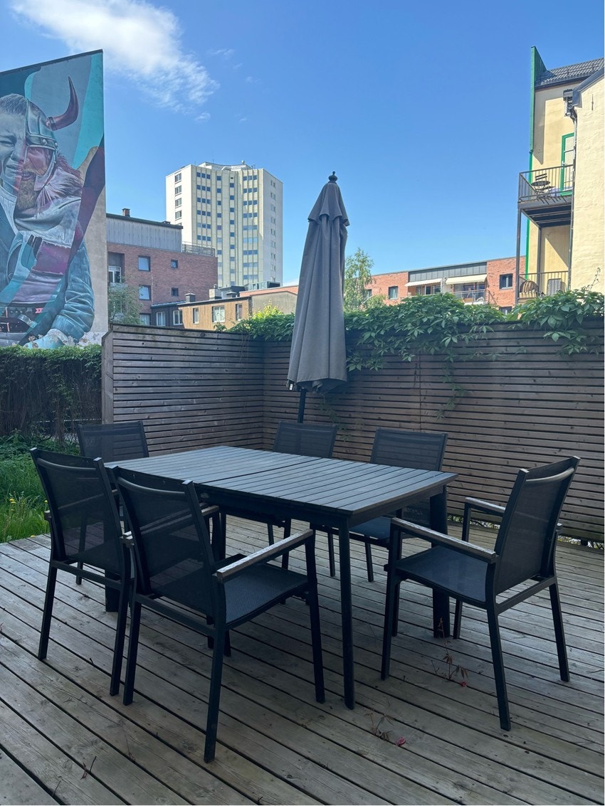 En koselig felles terrasse med sittegruppe - privatbilde Galleribilde