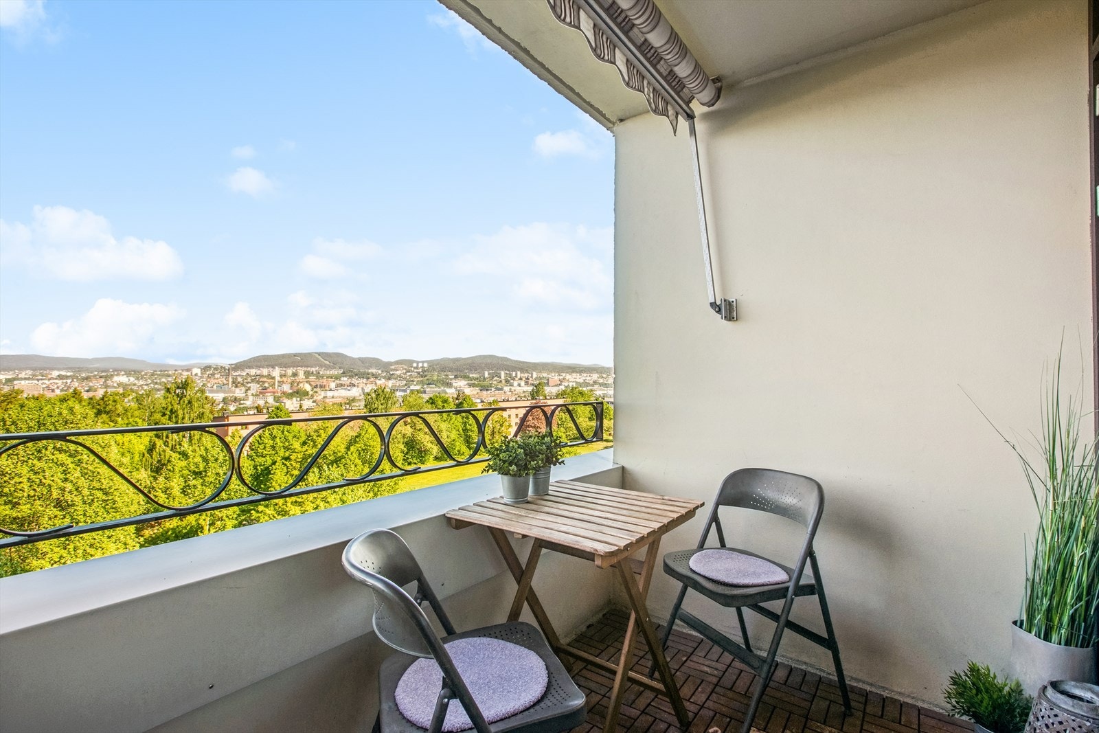 Balkong på 8 kvm med panoramautsikt og kveldssol. Galleribilde