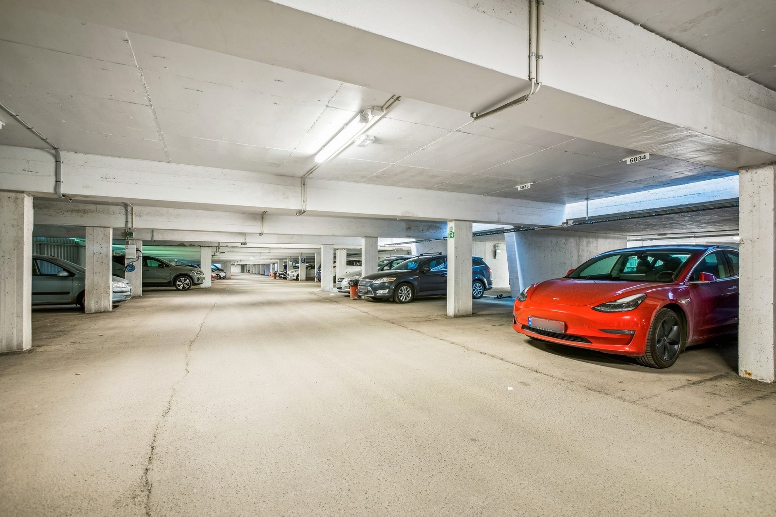 Garasjeplass i kjeller og for øvrig godt med parkeringsmuligheter foran blokkene. Galleribilde