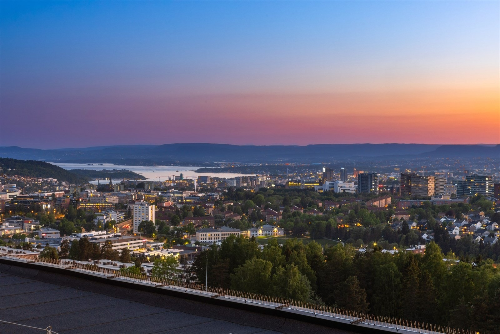 Utsikten er fokusert på Oslo sentrum og Oslofjorden. Galleribilde