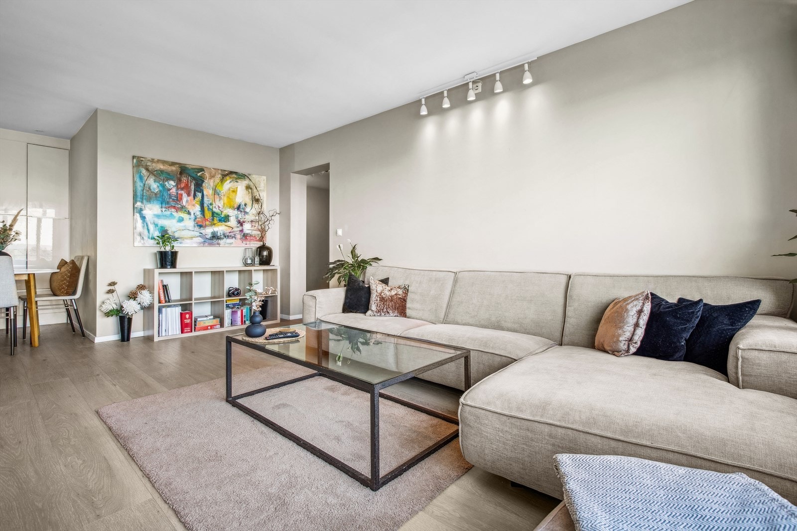Leiligheten har nye overflater fra 2017 og fremstår som smakfull og moderne. Galleribilde