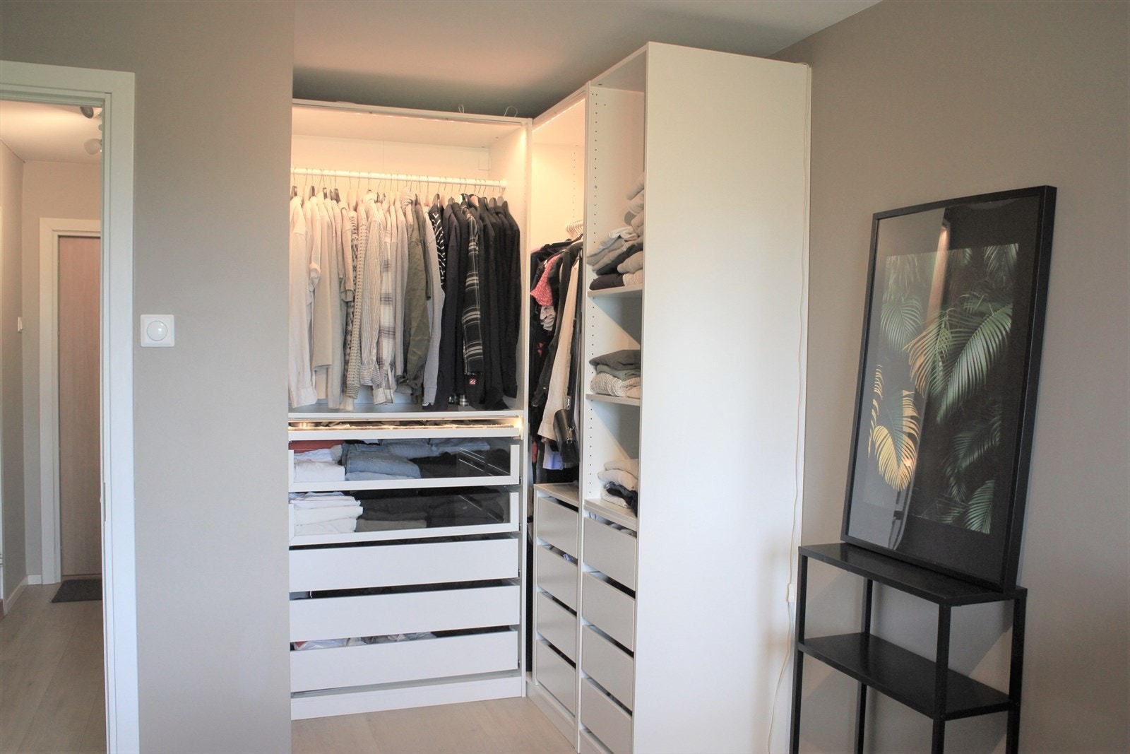 Praktisk garderobe/ walk-in closet med belysning på hovedsoverommet. Galleribilde