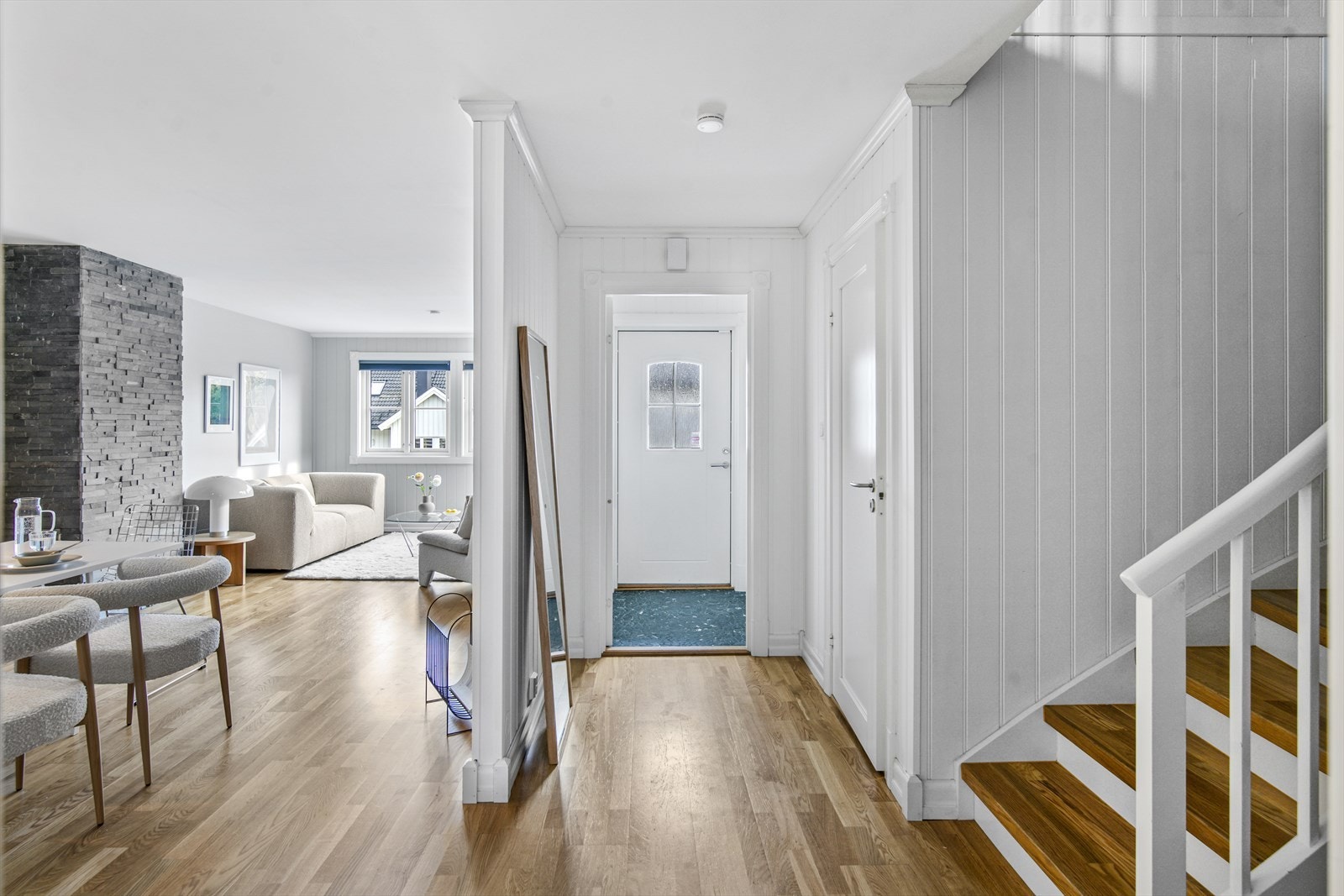 Velkommen inn i et innbydende vindfang med gode muligheter for å henge fra deg yttertøy og gjøre deg klar for dagen. Galleribilde