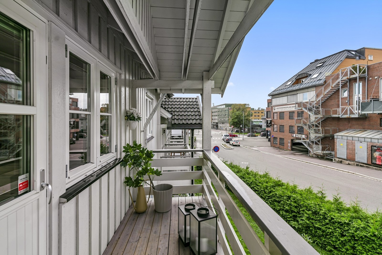 Leiligheten har to flotte balkonger som gir deg muligheten til å nyte utendørslivet. Én balkong er tilgjengelig fra inngangspartiet, og den andre kan nås fra kjøkkenet. Galleribilde
