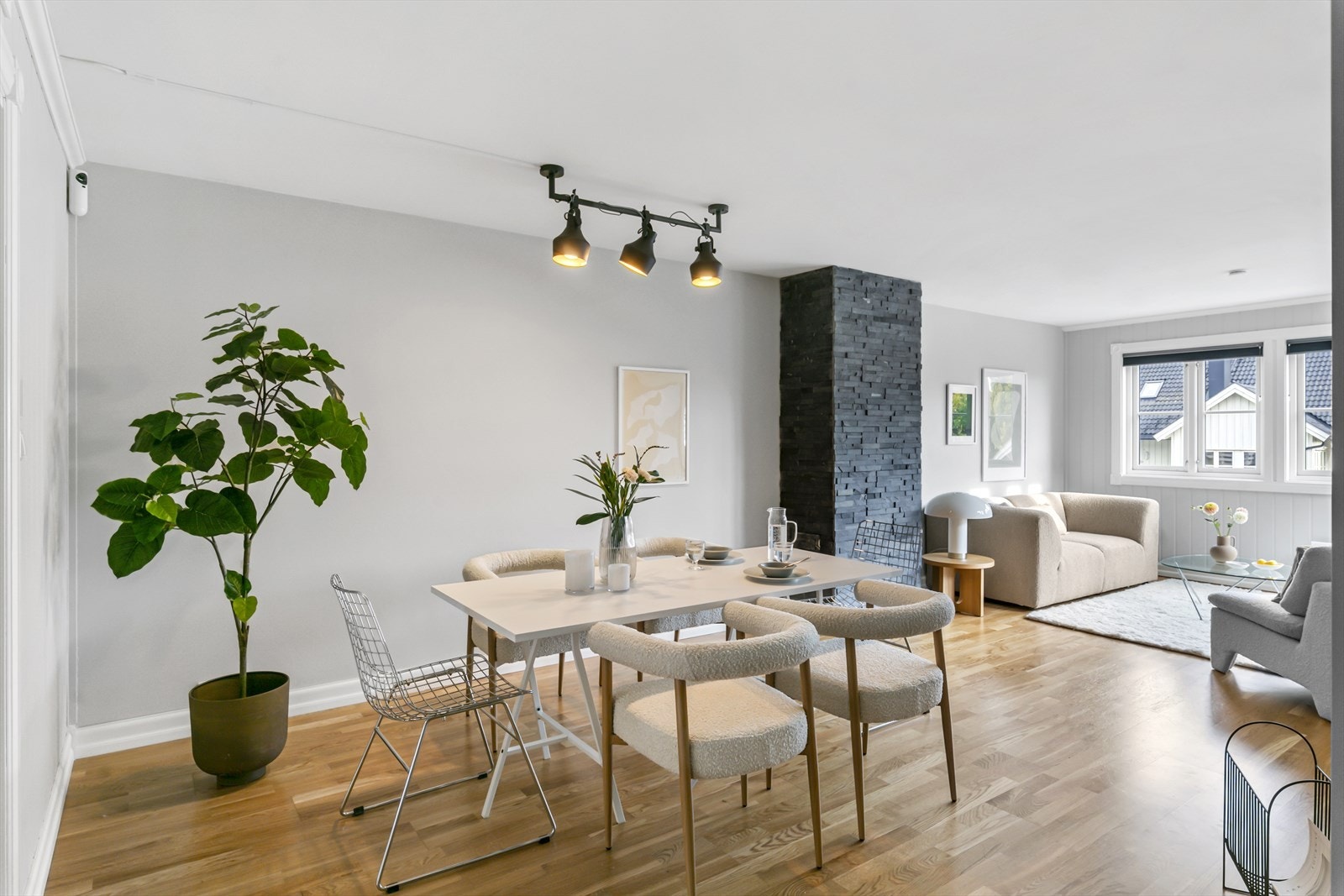 Den romslige stue/spisestuen er et flott sted å slappe av og underholde gjester. Galleribilde