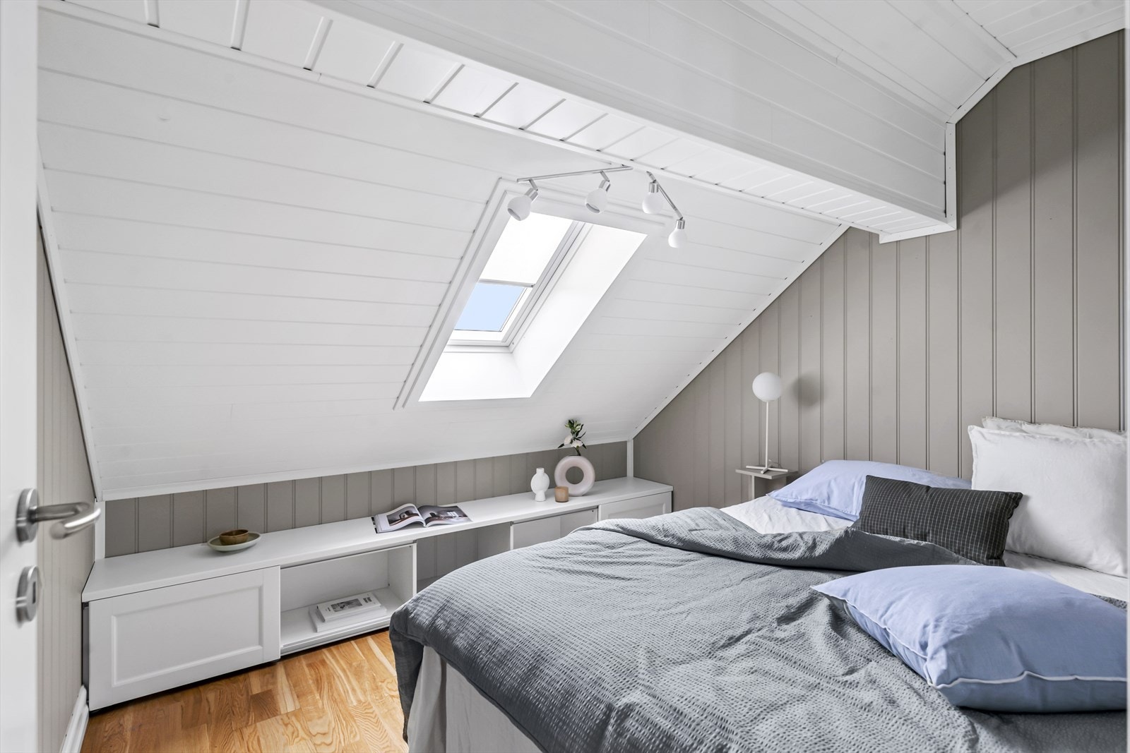 Alle soverommene tilbyr god plass for møblering med store senger, garderober og nattbord. Galleribilde