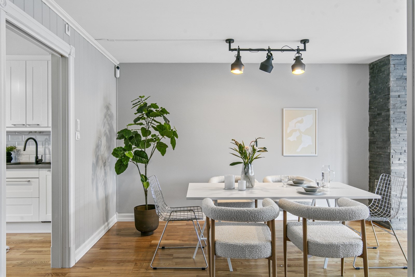 Dette er en fantastisk mulighet til å bo i en sentral leilighet som kombinerer praktiske fasiliteter med god plass og moderne bekvemmeligheter. Galleribilde