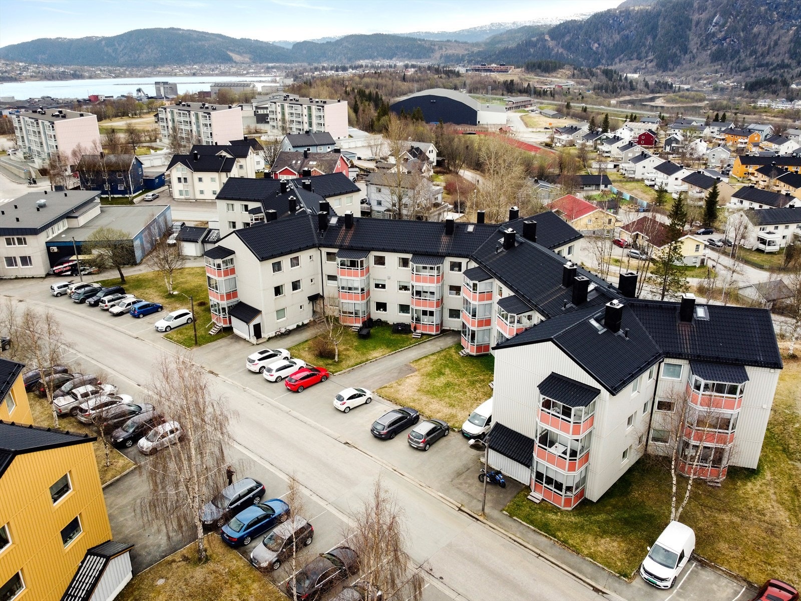 Leiligheten ligger sentralt til i Stjernebygg Borettslag på Langmoheia. Borettslaget har velstelte grøntarealer og lekeplass. Galleribilde