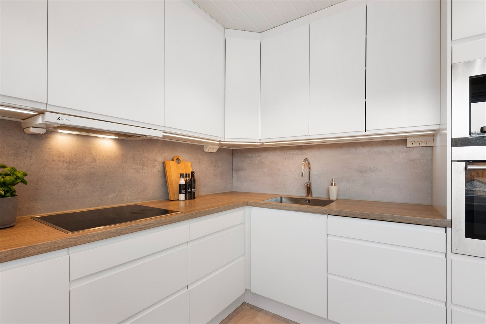 Praktisk med takhøye skap, kitchenboard mellom benk og overskap og godt med lagringsplass i innredningen. Galleribilde