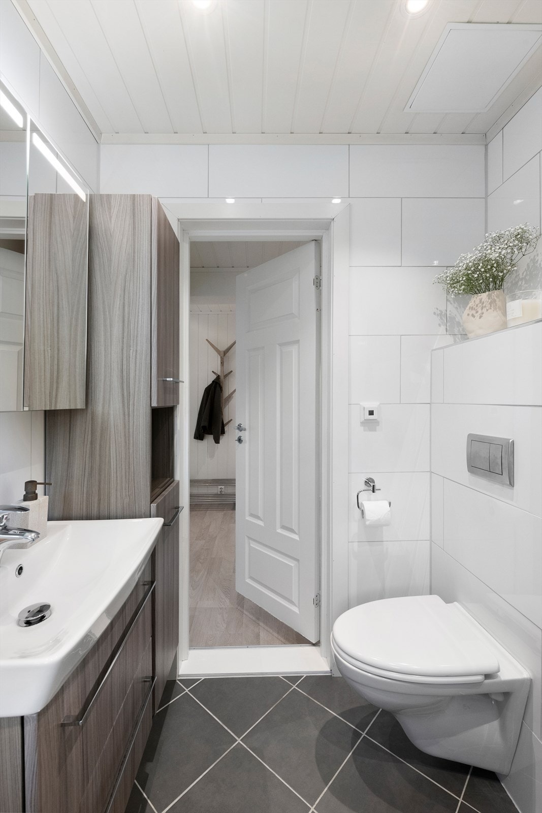 Badet er fliselagt og utstyrt med termostatstyrte elektriske varmekabler. Galleribilde