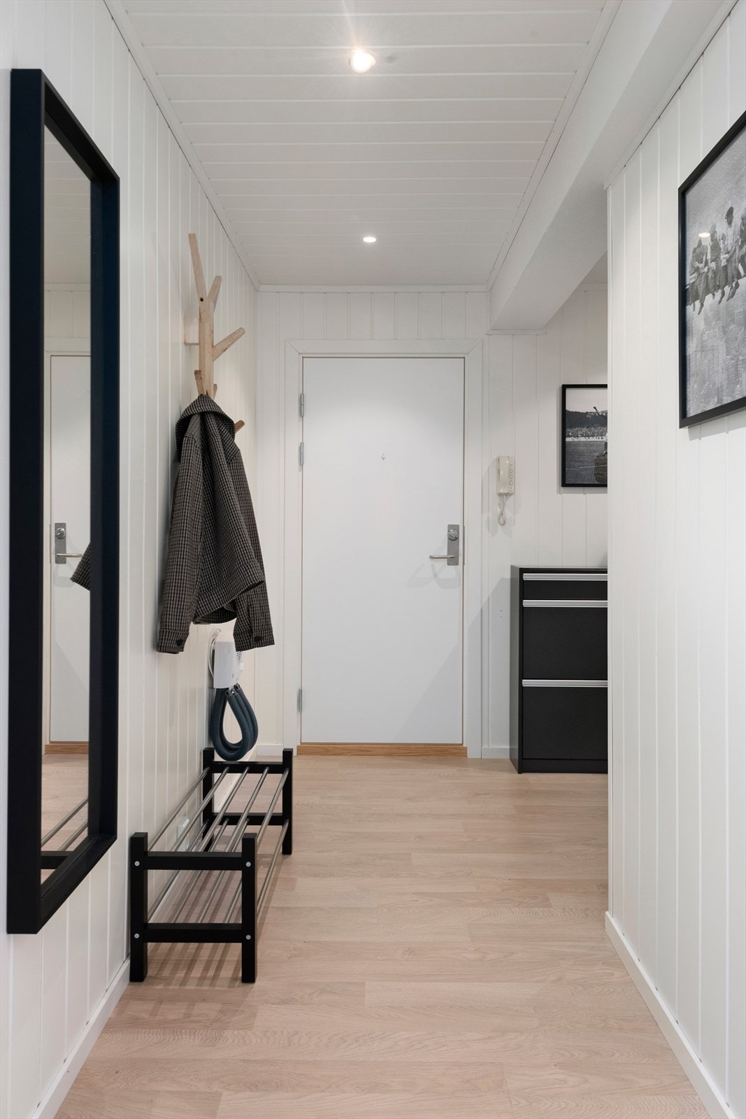 Inne i leiligheten møter du en praktisk utformet gang med plass for oppheng av yttertøy og sko, og kommode. Galleribilde