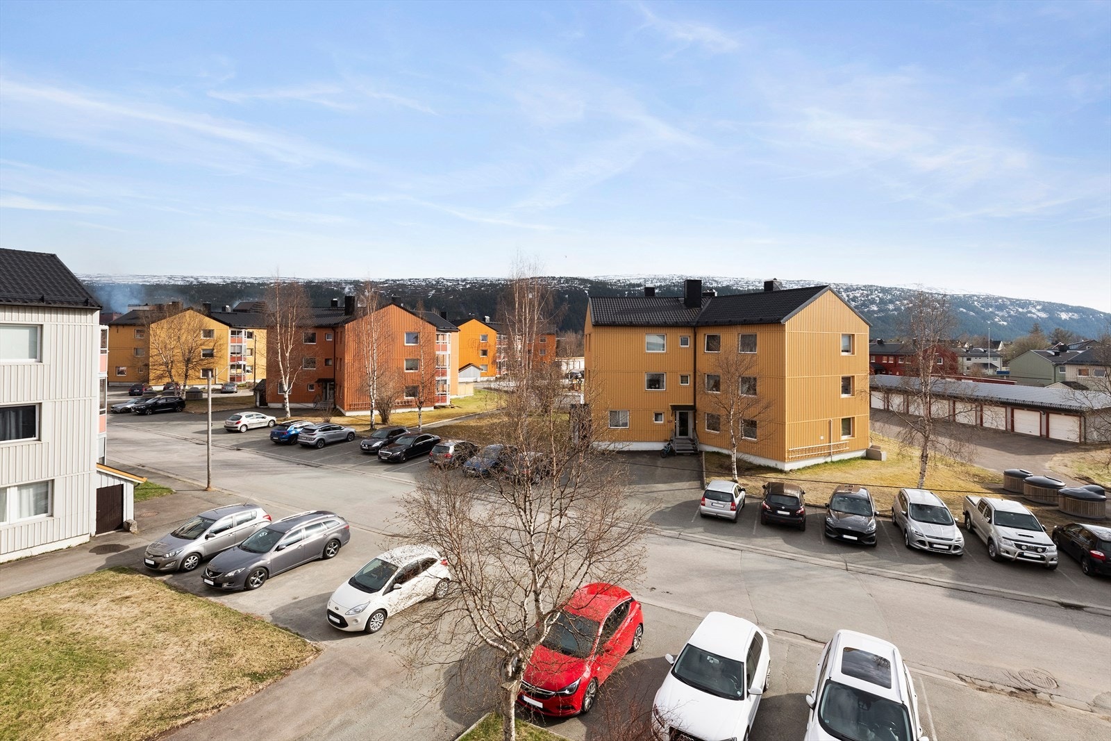 Nabobygninger ligger tilbaketrukket fra dette bygget, noe som gir et oversiktlig og åpent utsyn fra balkong. Galleribilde