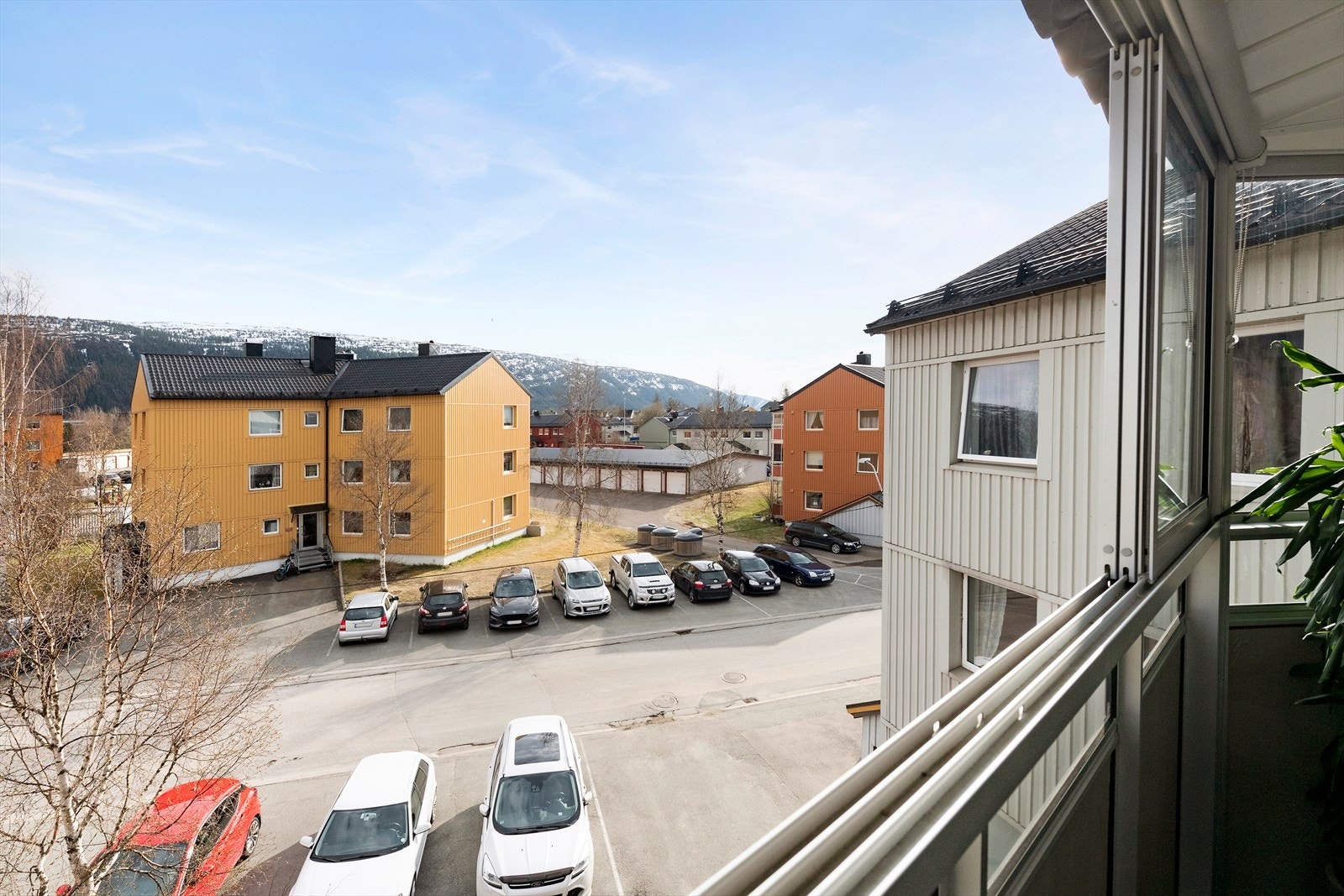 Felles parkering for alle i borettslaget ute på felles tomt. Det er også mulighet for leie av garasje (venteliste). Galleribilde
