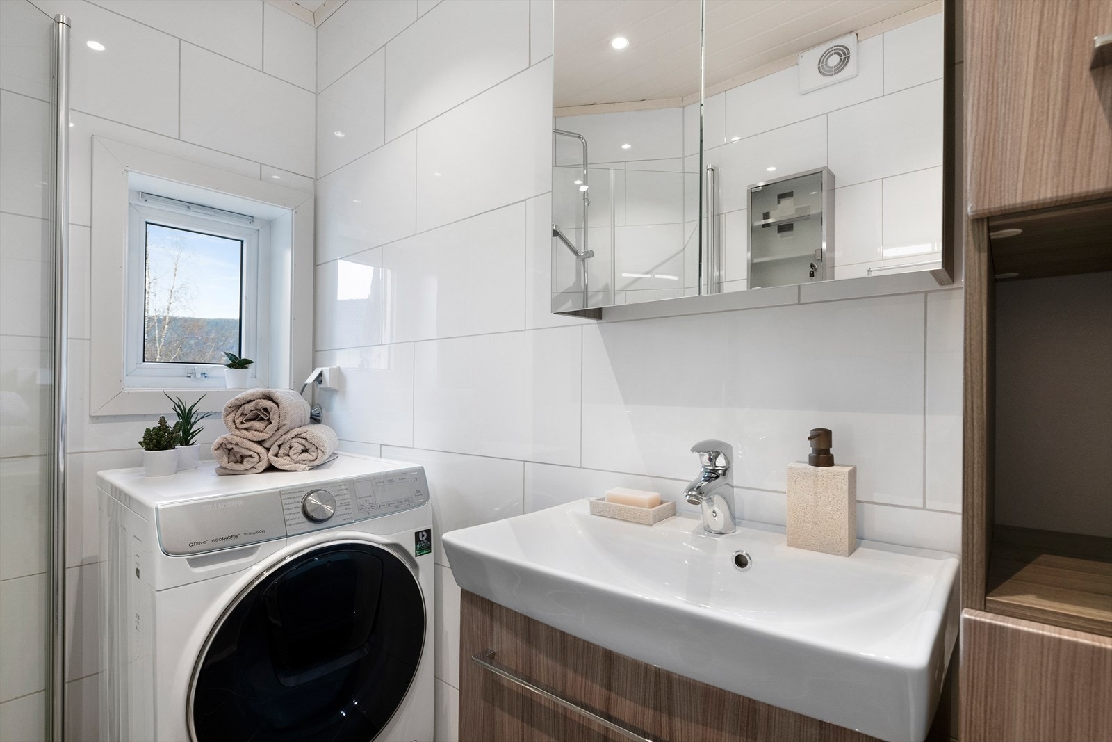 Uttak for vaskemaskin finnes på badet. Galleribilde