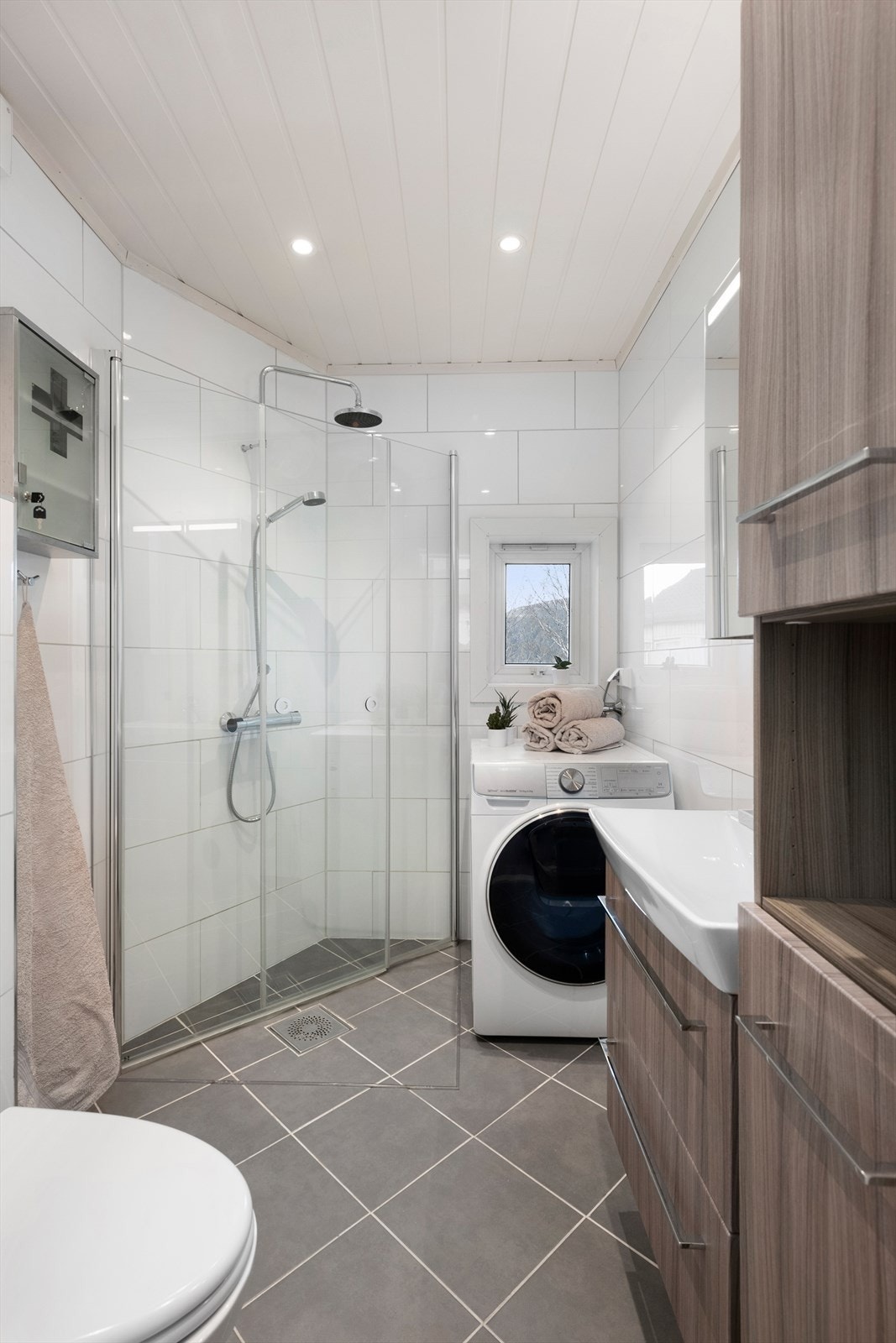 Til venstre for gangen finner du badet som er lekkert oppusset i fine fargetoner. Galleribilde