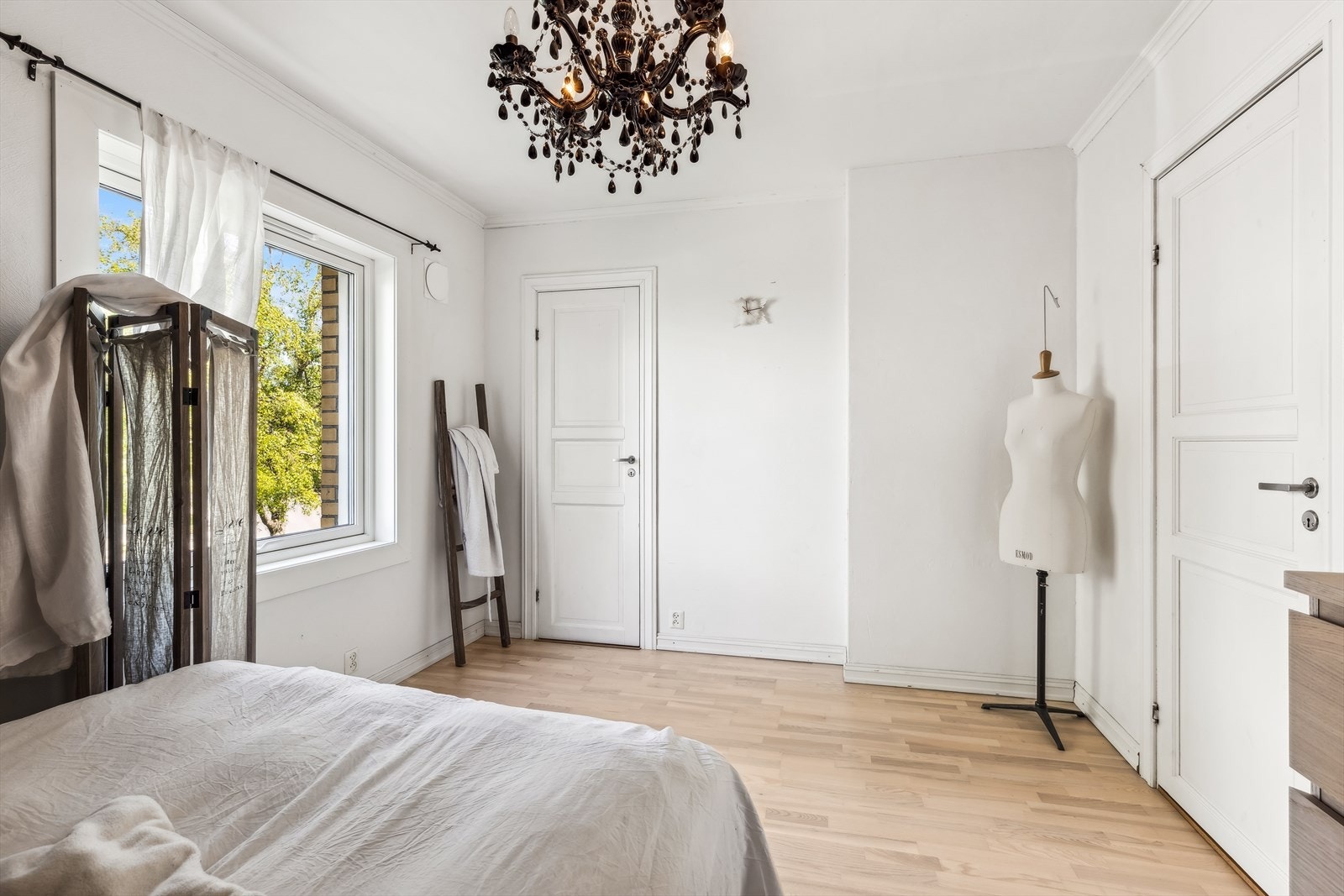 Romslig hovedsoverom med egen walk-in garderobe. Galleribilde
