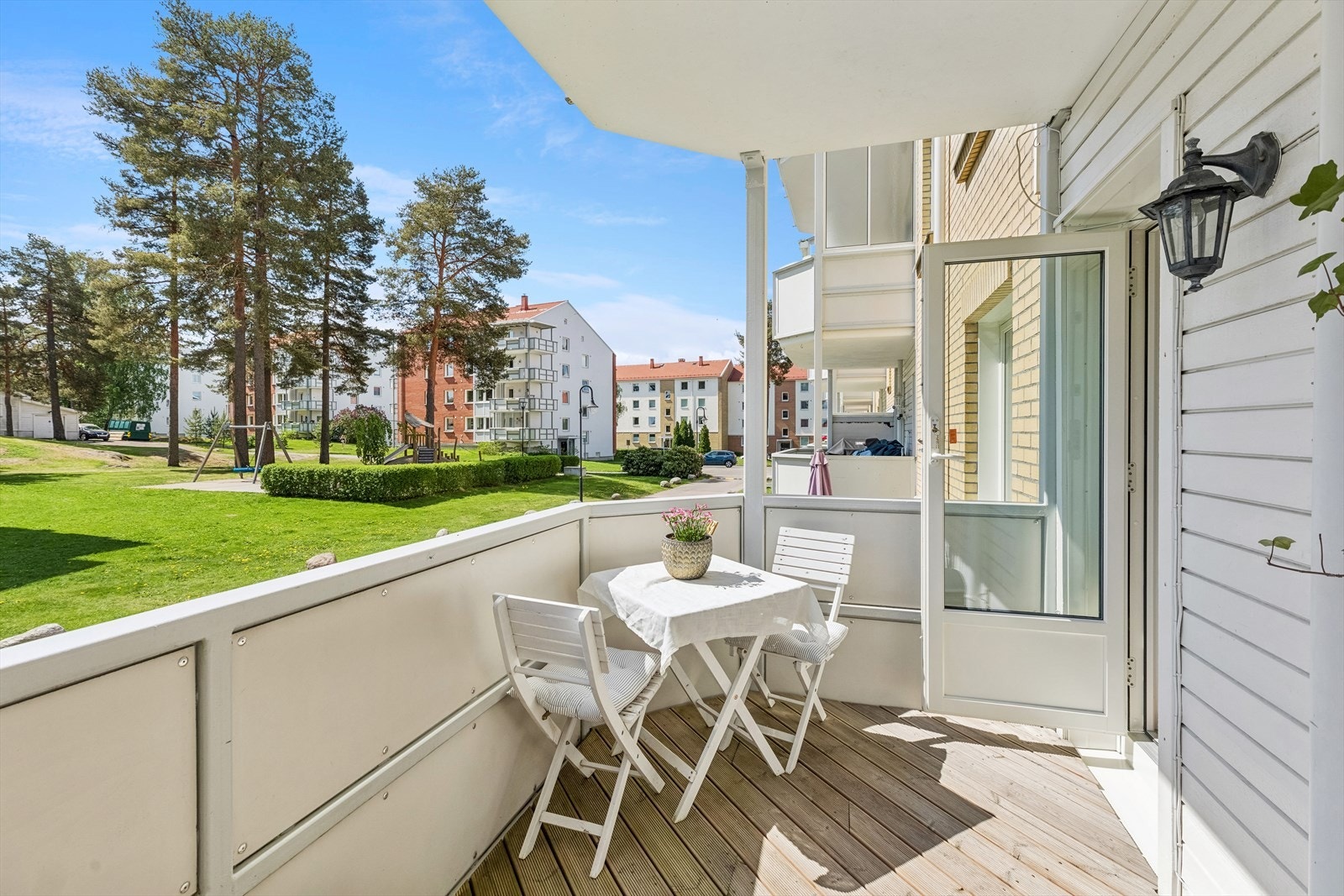 Her kan en nyte solen gjennom store deler av dagen. Enkelte andelseiere har etablert trapp til borettslagets fellesareal. (Dette må godkjennes av borettslaget og bekostes av andelseier selv.) Galleribilde