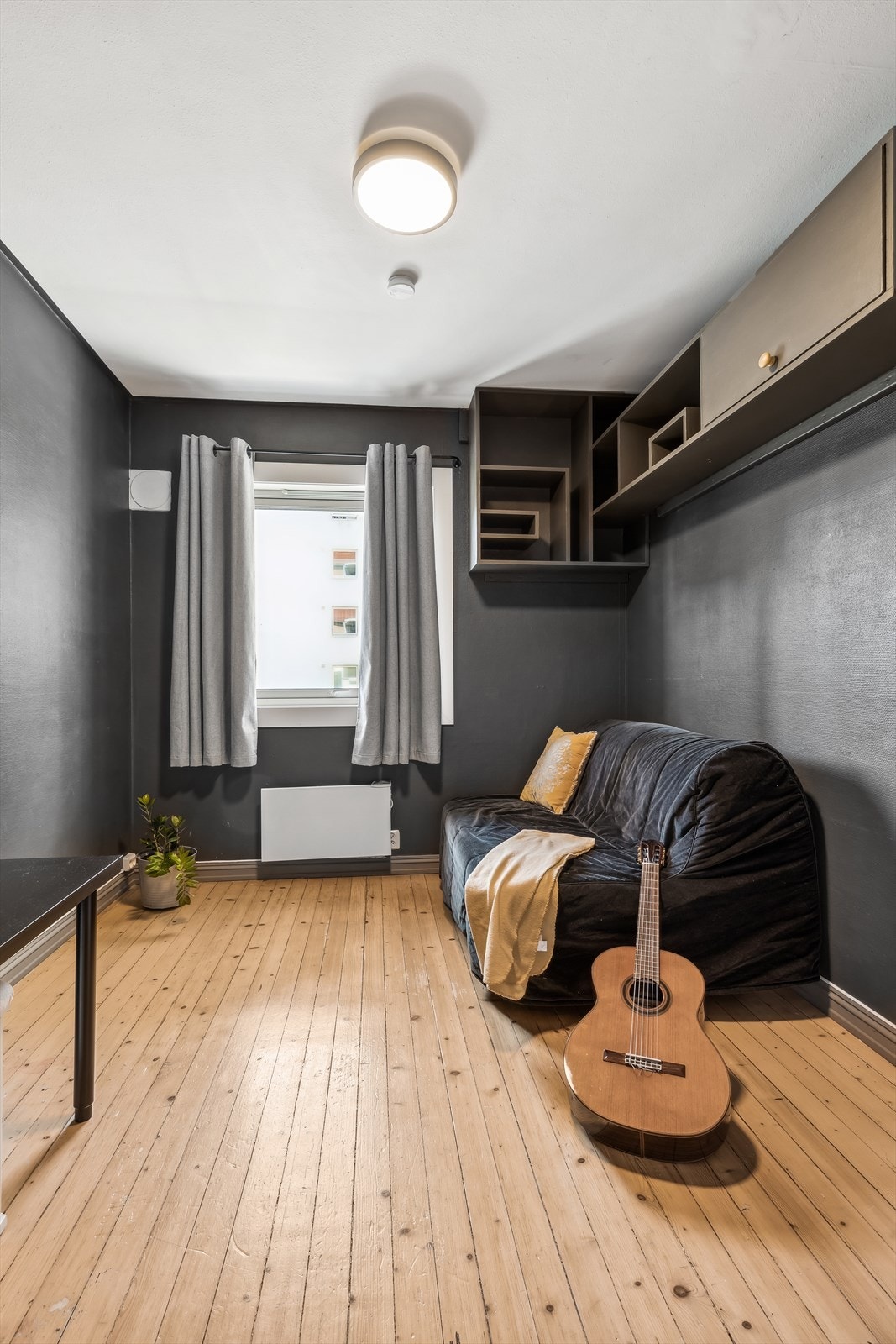 Soverom nr. 2 har god plass til enkel-halvannen seng, skrivebord og garderobe. Galleribilde