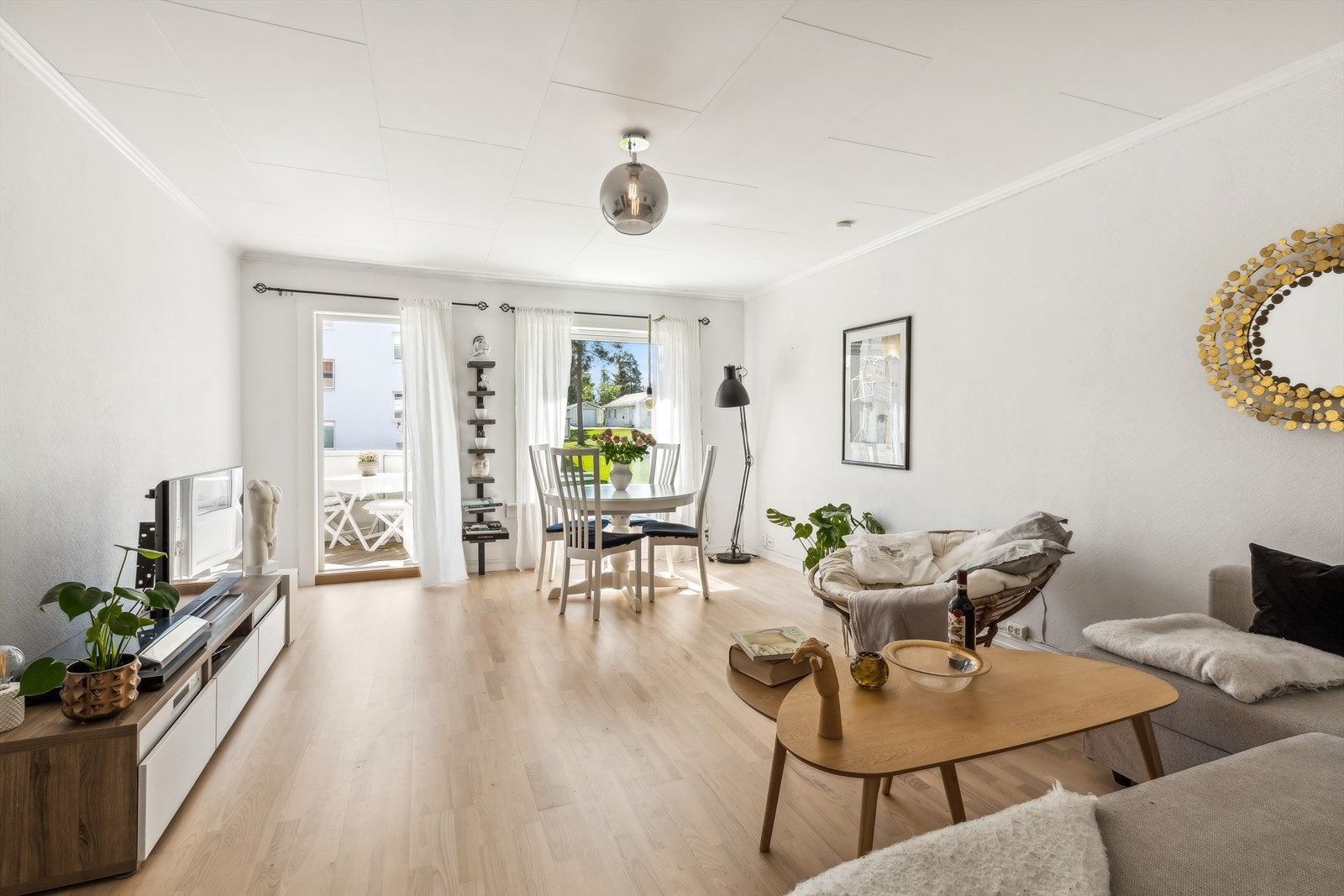 Stuen har god plass til en sofakrok, spisebord og det er utgang til sydvendt balkong. Galleribilde