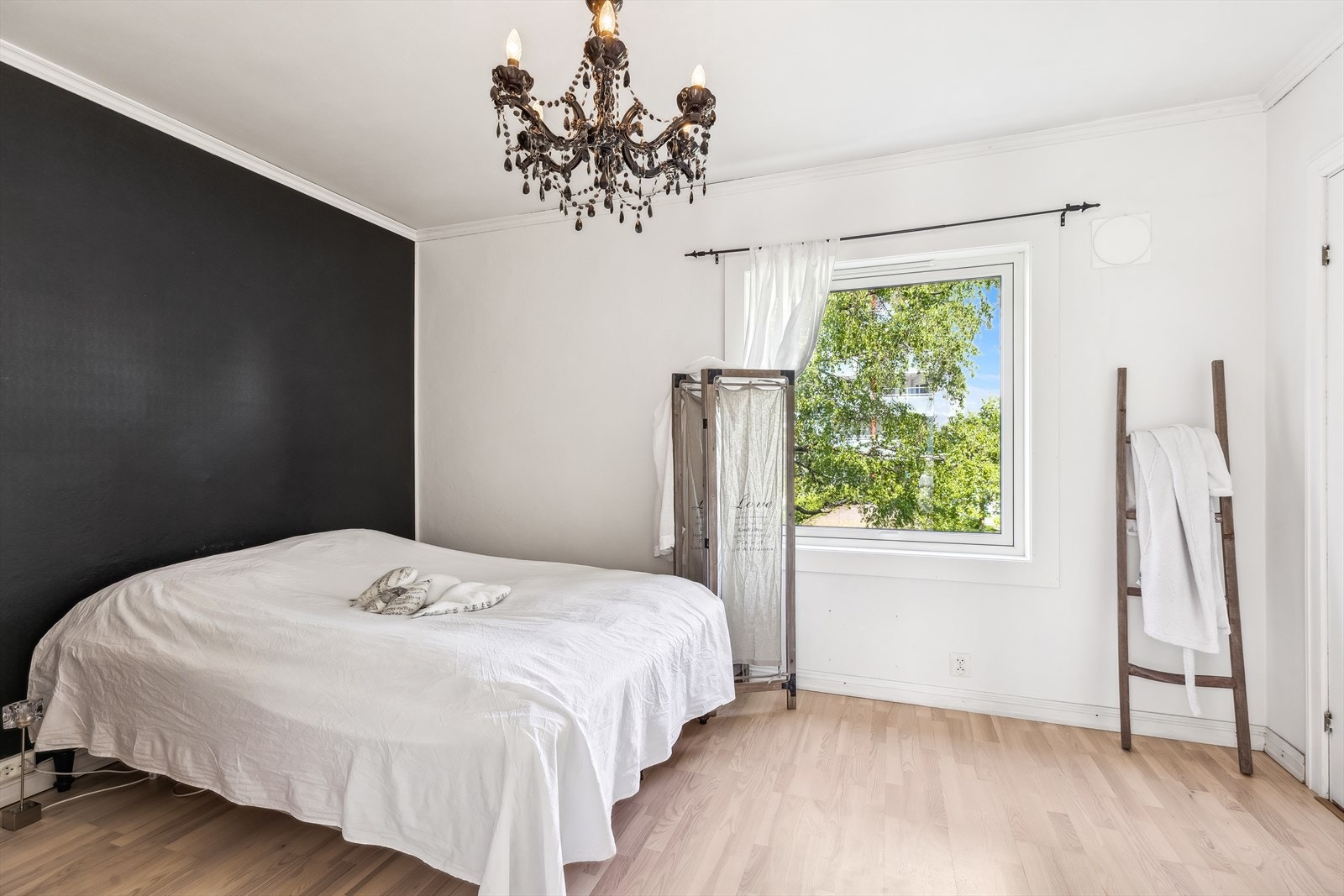 Soverommet har god plass til dobbeltseng og annet møblement. Som bl.a. hjemmekontor. Galleribilde