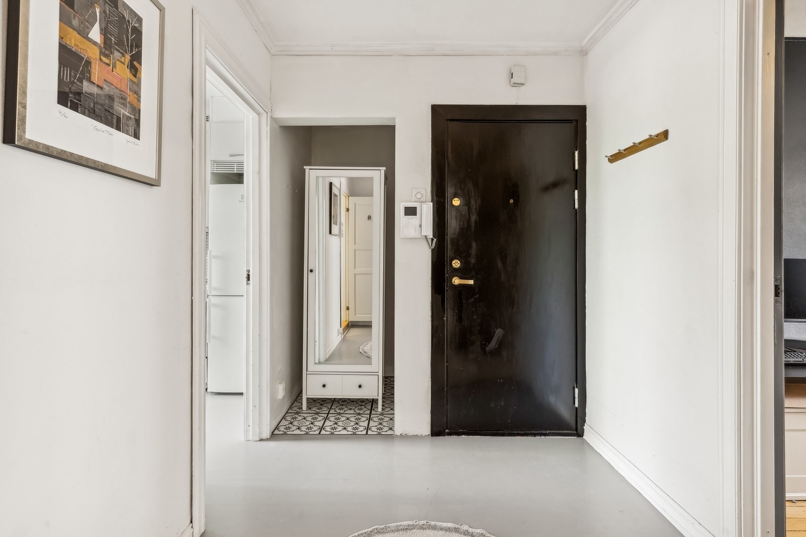 Romslig inngangsparti med garderobenisje. Galleribilde