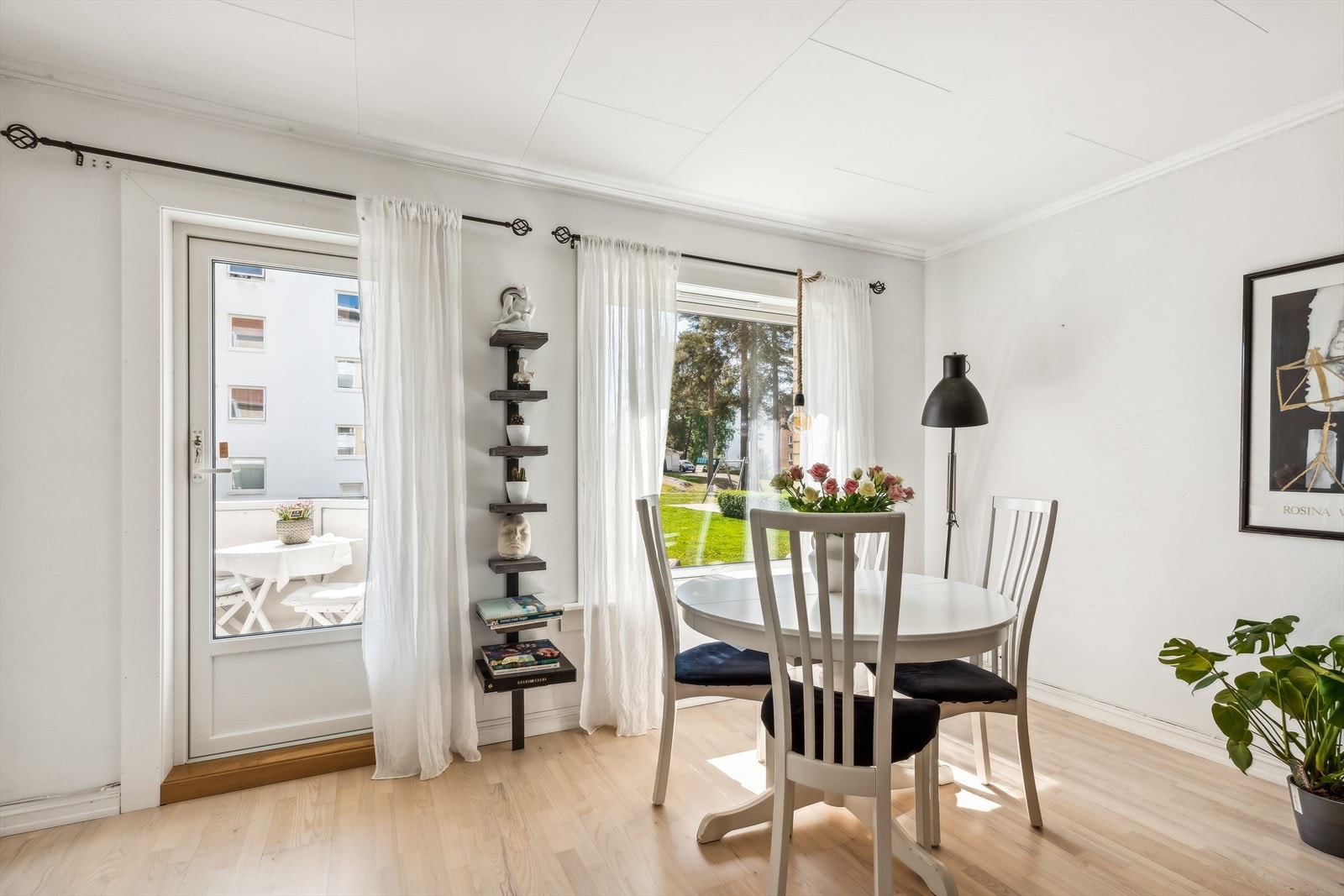 Stuens planløsning tillater flere gode innrendningsmuligheter. Her avbildet med spiseplassen med utsyn over de flotte friområdene. Galleribilde