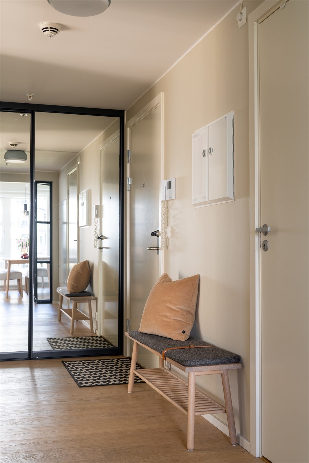 I enden av gangen er en skyvedørsgarderobe med god plass til oppbevaring av tøy og divere. Galleribilde