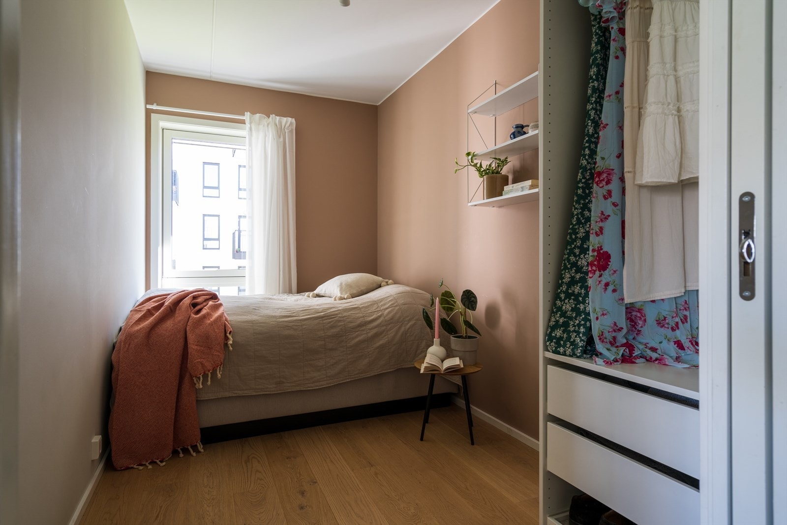 Boligen har også et romslig soverom 2 med god plass til både seng og/eller kontor om ønsket. Her er det også montert garderobe for oppbevaring av tøy og diverse. Galleribilde