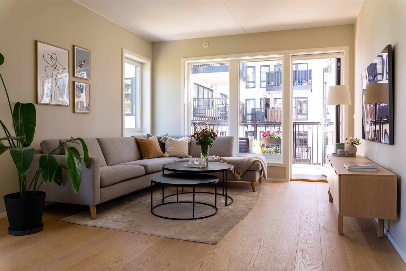 Boligen har en stor stue med god plass til stor sofa og tilhørende møblement. Galleribilde