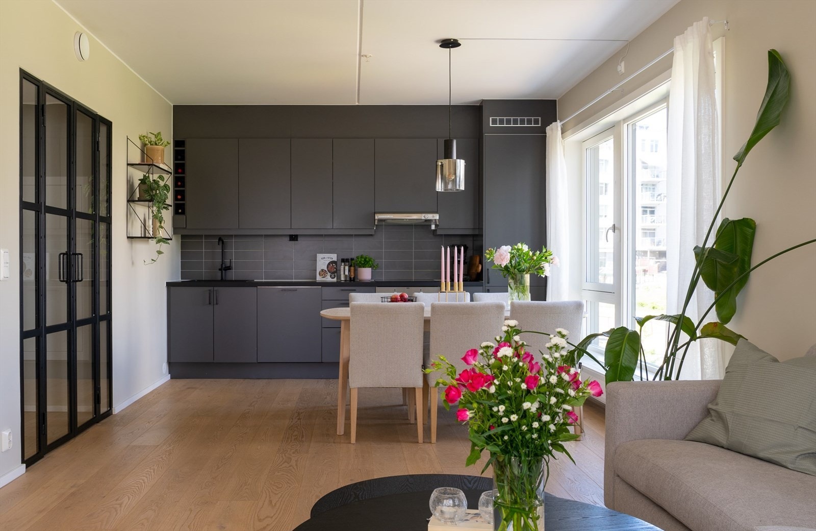 Dette er en rålekker og lys 3-roms endeleilighet med høy standard og TG1 på alle vurderte punkter. Galleribilde