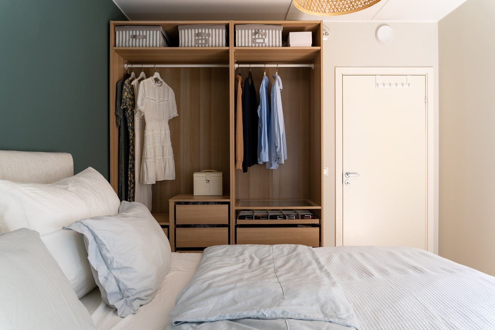Rommet har montert en praktisk pax-garderobe fra Ikea som kan tilpasses etter egne behov. Galleribilde