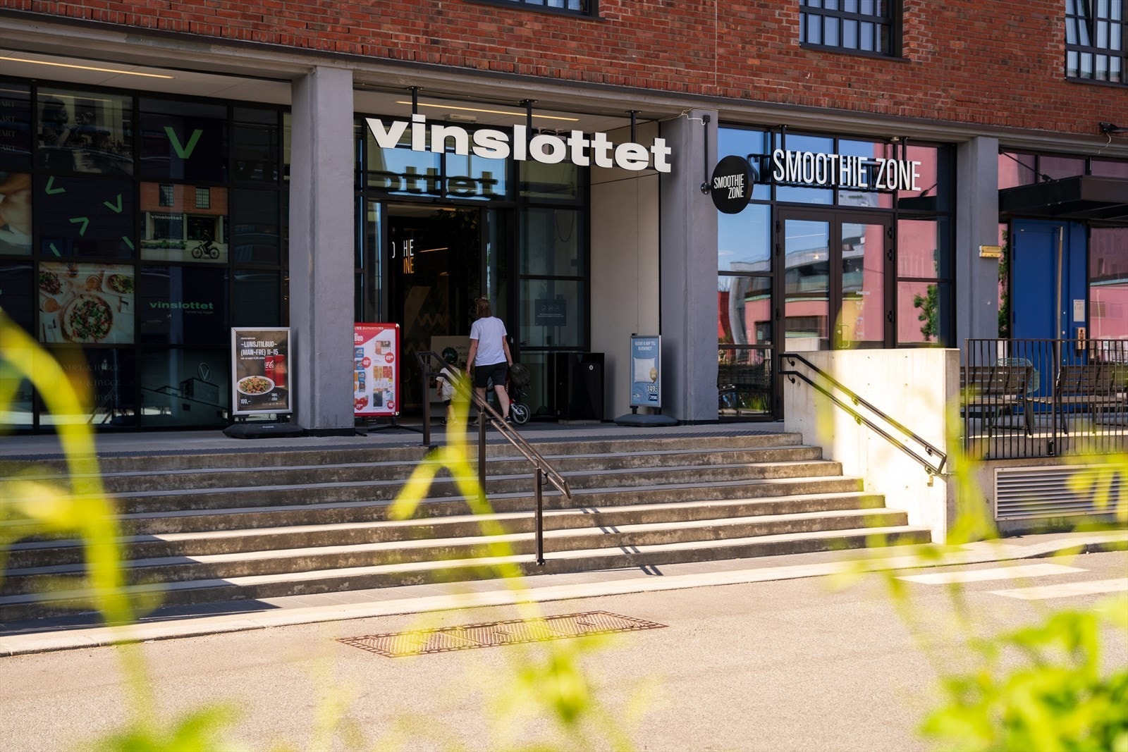 Vinslottet ligger rett ved boligen, her finner du alt du trenger i en hektisk hverdag. Galleribilde