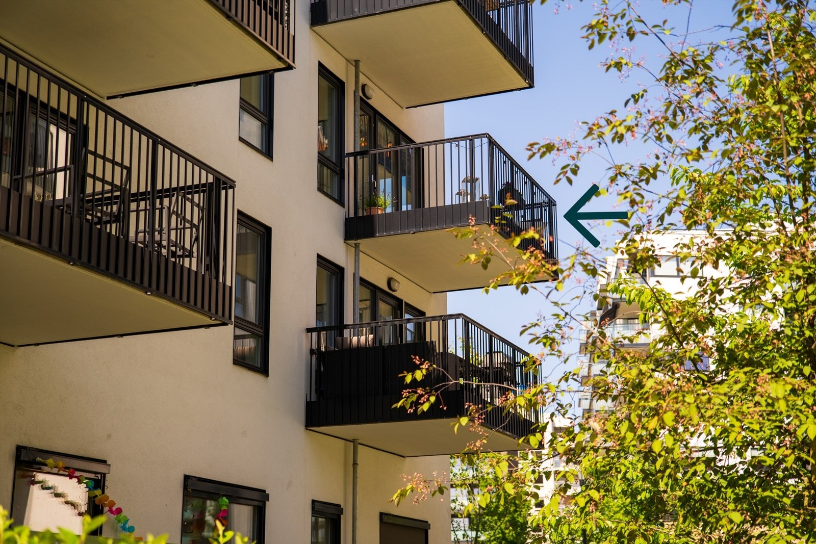 Boligen ligger fint til i idylliske Krydderhagen som er kjent for fin arkitektur og frodige grøntområder som blir godt stelt med/planlagt av dyktige gartnere og landskapsarkitekter. Galleribilde