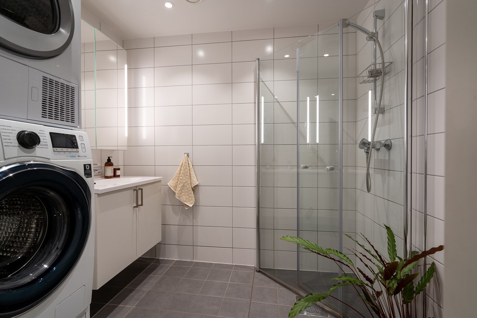Delikat og flislagt baderom med downlights i tak og varme i gulv som gir en lun og behagelig atmosfære under morgen- og kveldstellet. Galleribilde