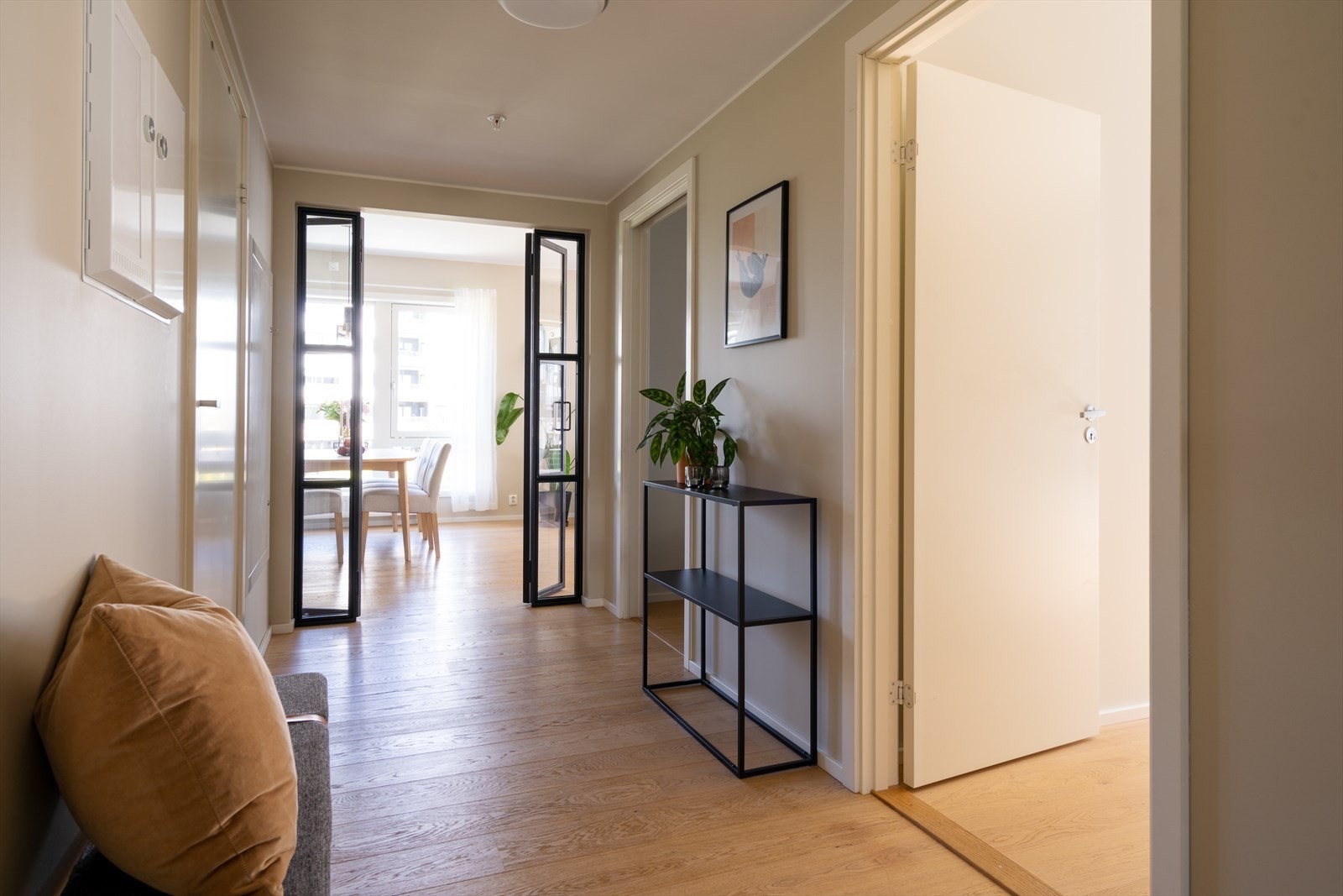 En romslig gang gir godt førsteinntrykk av boligen i tillegg til praktisk med plass til sittebenk og andre ønskede møbler. Galleribilde