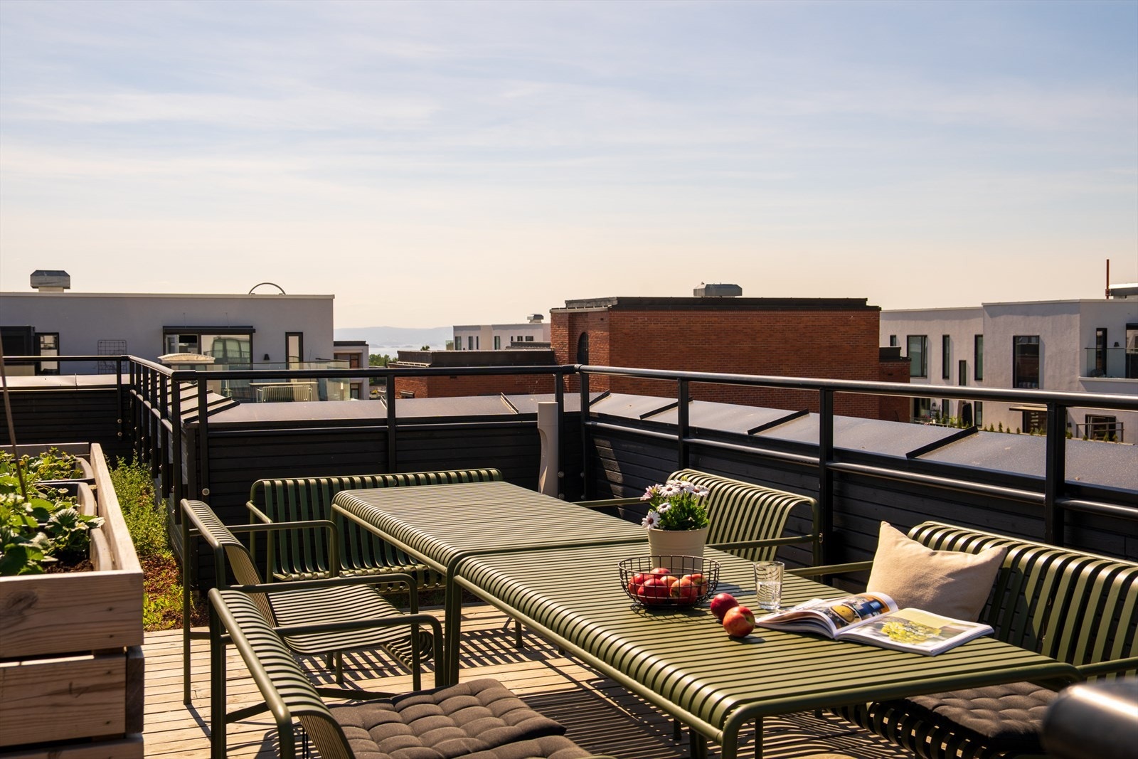 Her har du også tilgang til borettslagets takterrasse som har flere fine soner og sittegrupper. Her er "ALT" tilrettelagt for en fin dag i sola enten alene eller med gode naboer. Galleribilde
