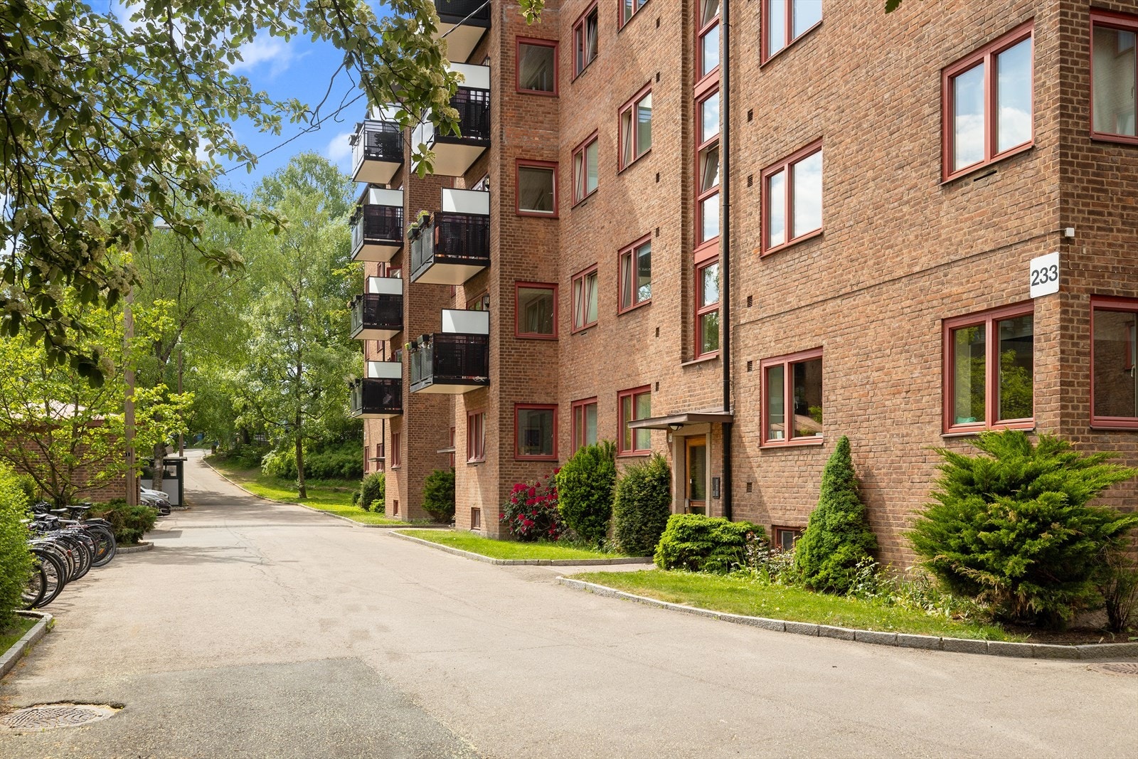 Boligen har en attraktiv beliggenhet med en flott kombinasjon av nærhet til både badeplasser, turstier og marka, samtidig som det er sentralt og bynært. Galleribilde