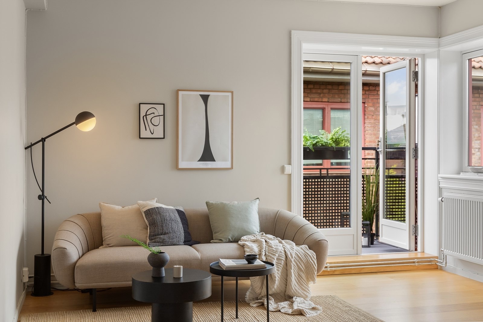 Vi fortsetter i boligens herlige stue. Stuen utgjør leilighetens naturlige samlingspunkt, et romslig, lyst og tiltalende rom. Galleribilde