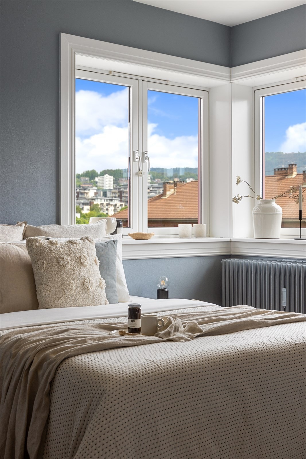 Det er store vindusflater som slipper inn rikelig med naturlig lys på soverommet. Galleribilde