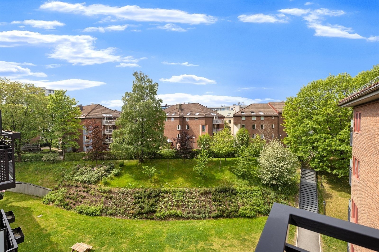 Balkongen har fantastiske solforhold. Leiligheten er beliggende i toppetasjen og enden og har fritt utsyn. Galleribilde