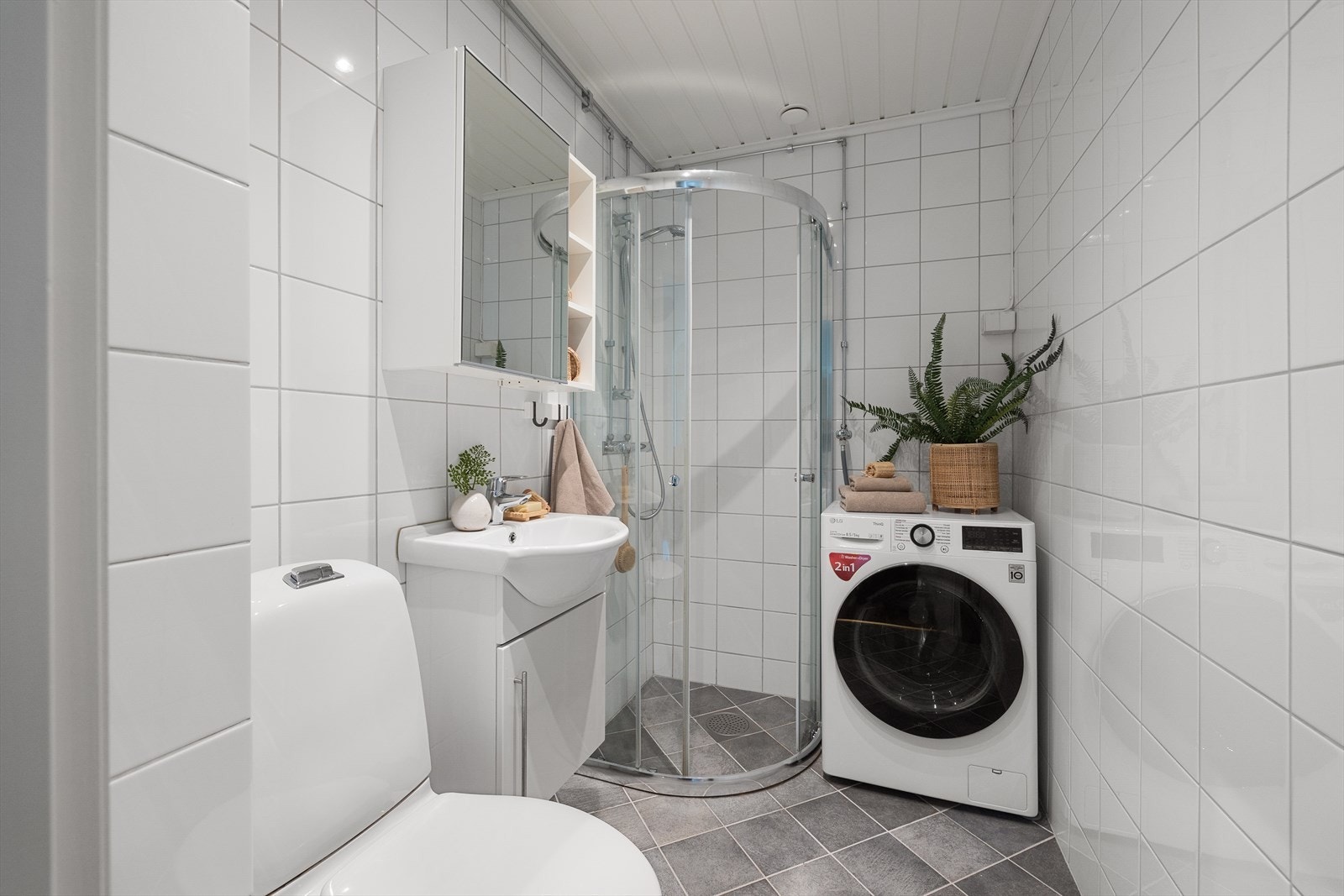 Leiligheten har et romslig og flislagt baderom fra 2014. Det er elektriske varmekabler i gulvet som sørger for ekstra komfort hverdagen. Galleribilde