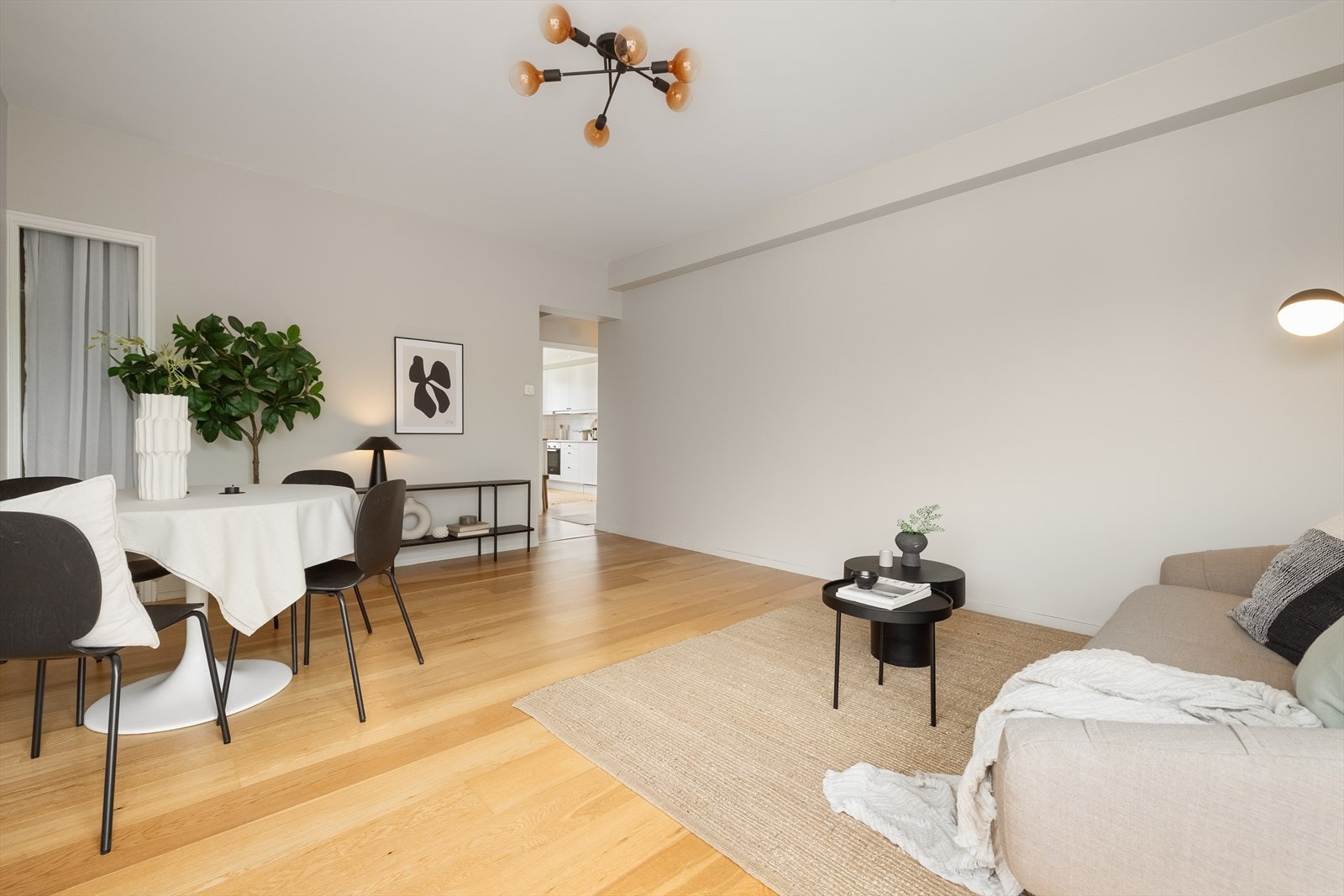 Det er god plass til både en sofagruppe med salongbord, mediemøbler og, om ønskelig, et spisebord. Takhøyden i stuen er sjenerøs og er på 264cm. Galleribilde