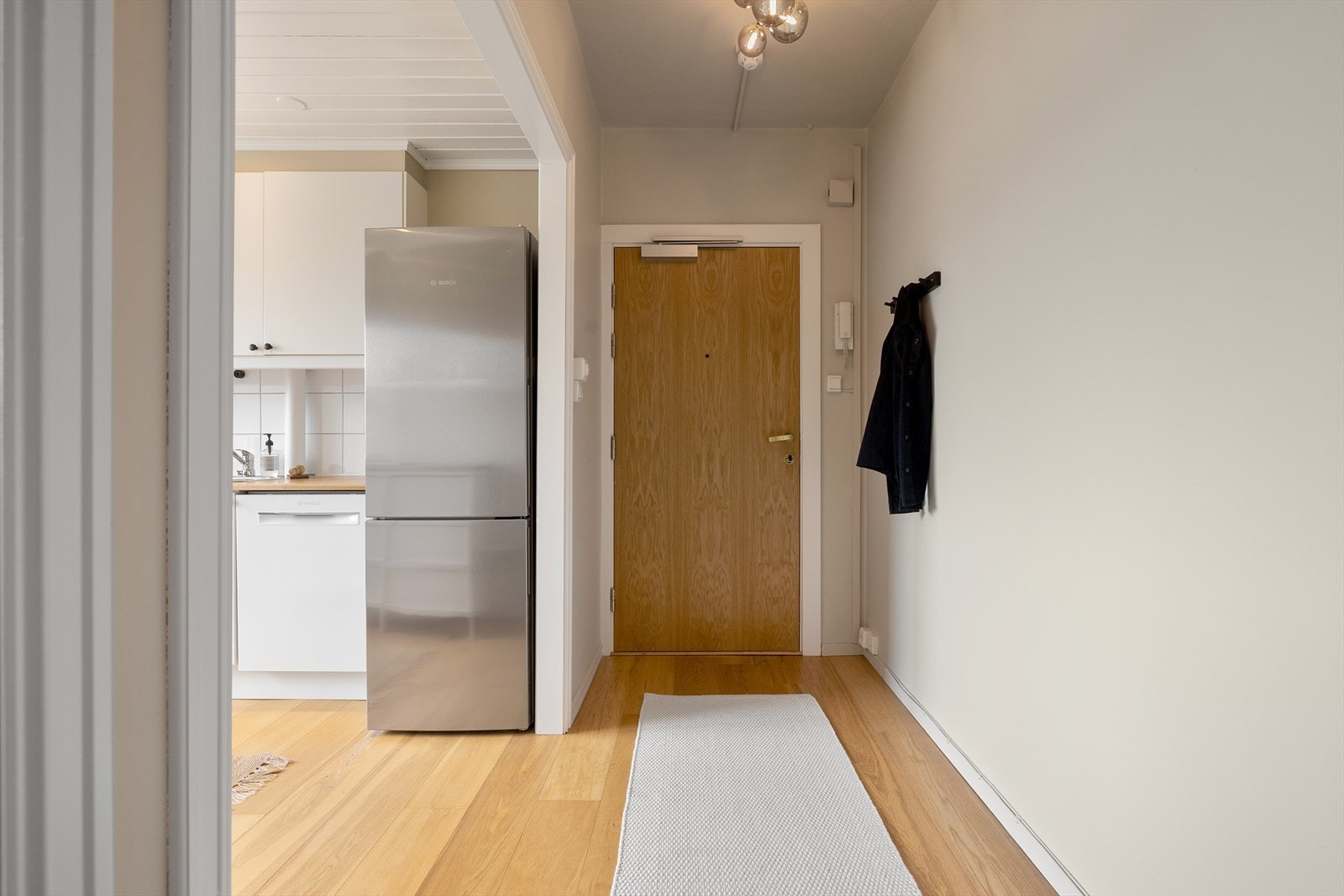 Her er det god plass til oppheng av yttertøy og sko. Galleribilde