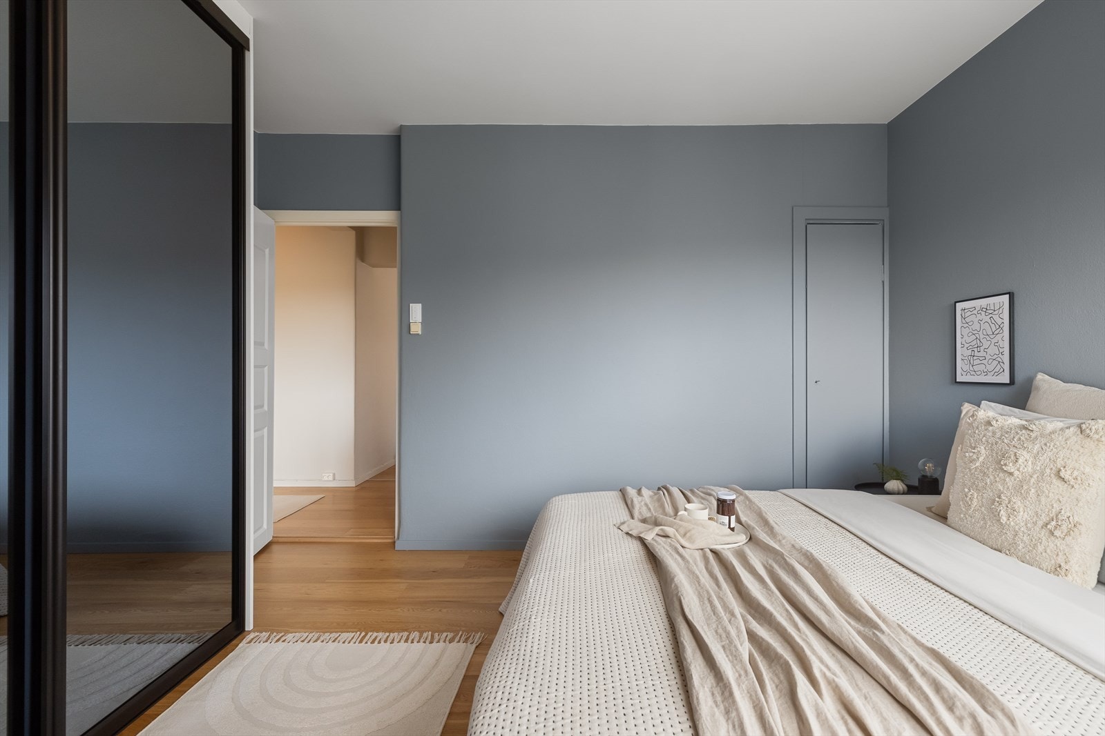 Veggene er malt i en herlig lys blåfarge og gulvet har lys parkett. Galleribilde