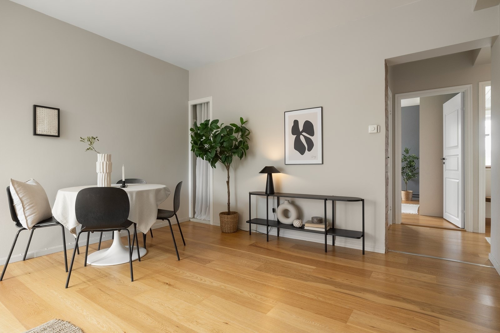 Hele leiligheten er malt i 2024 og med vegger malt i en moderne nyanse, har leiligheten en høy sjarmfaktor. Galleribilde